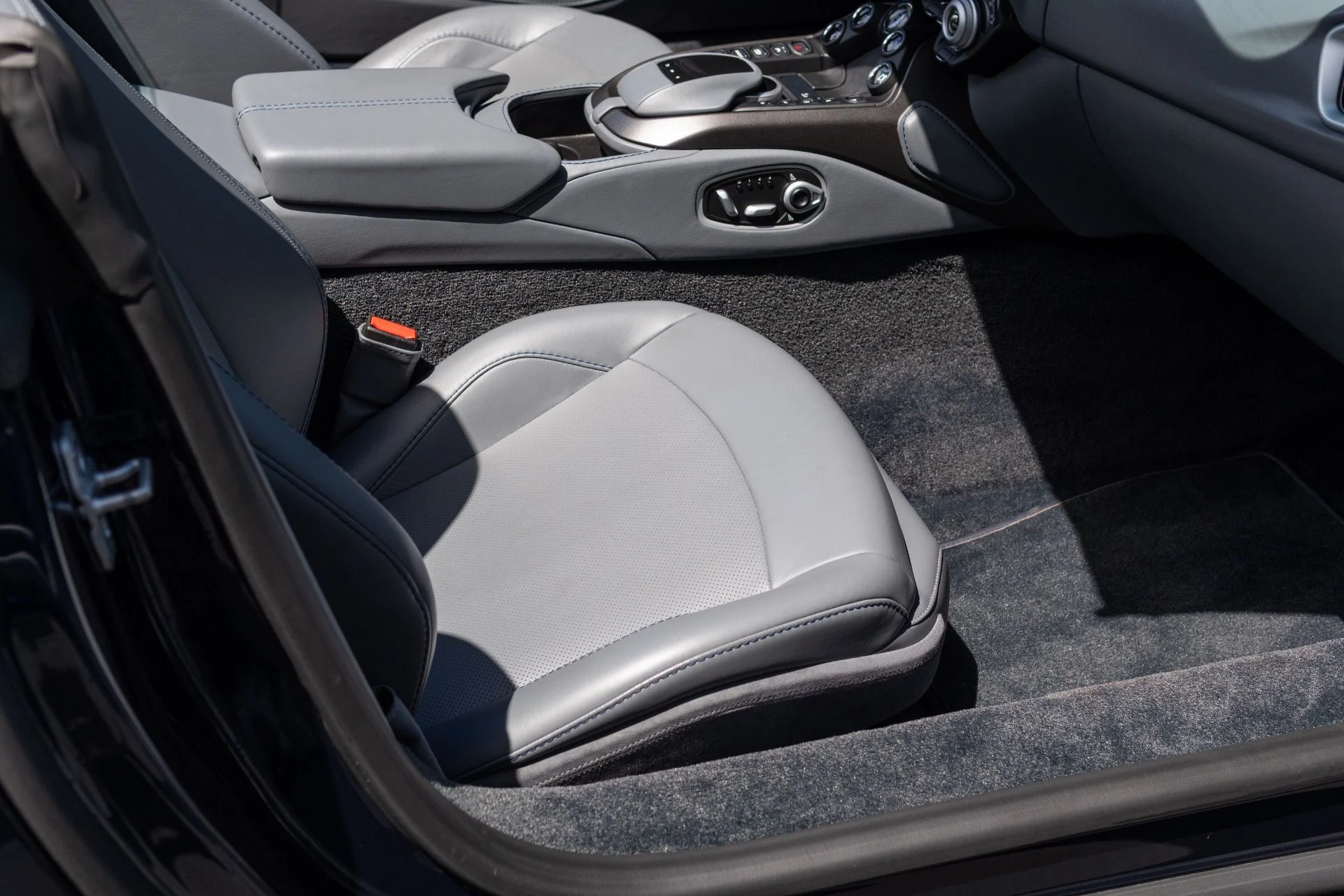 mph041_1037564837_Used_2021_Aston_Martin_Vantage_1774065878_70f7fd077f