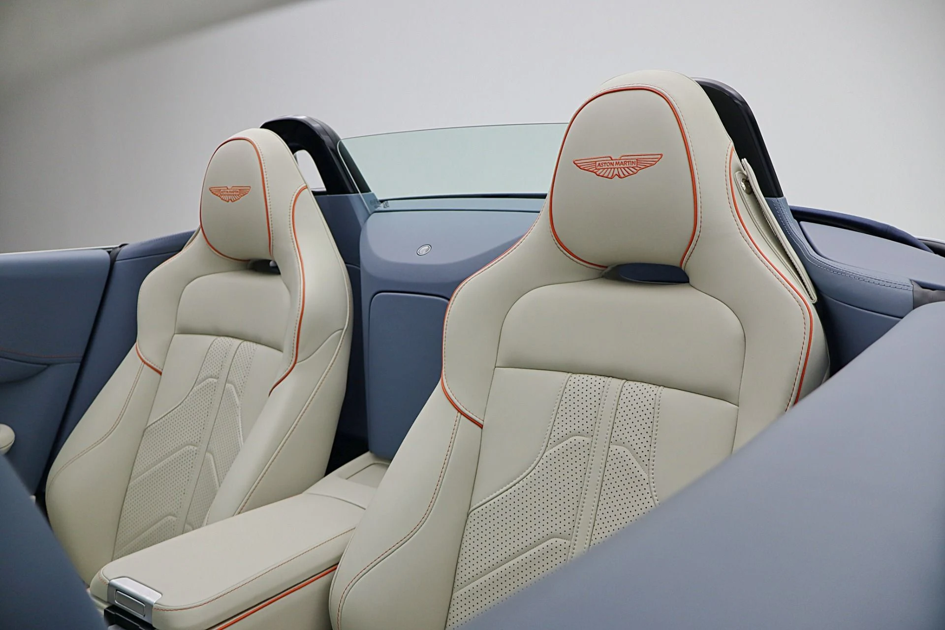 mph041_1109260791_New_2026_Aston_Martin_Vantage_Roadster_e62ce9294e