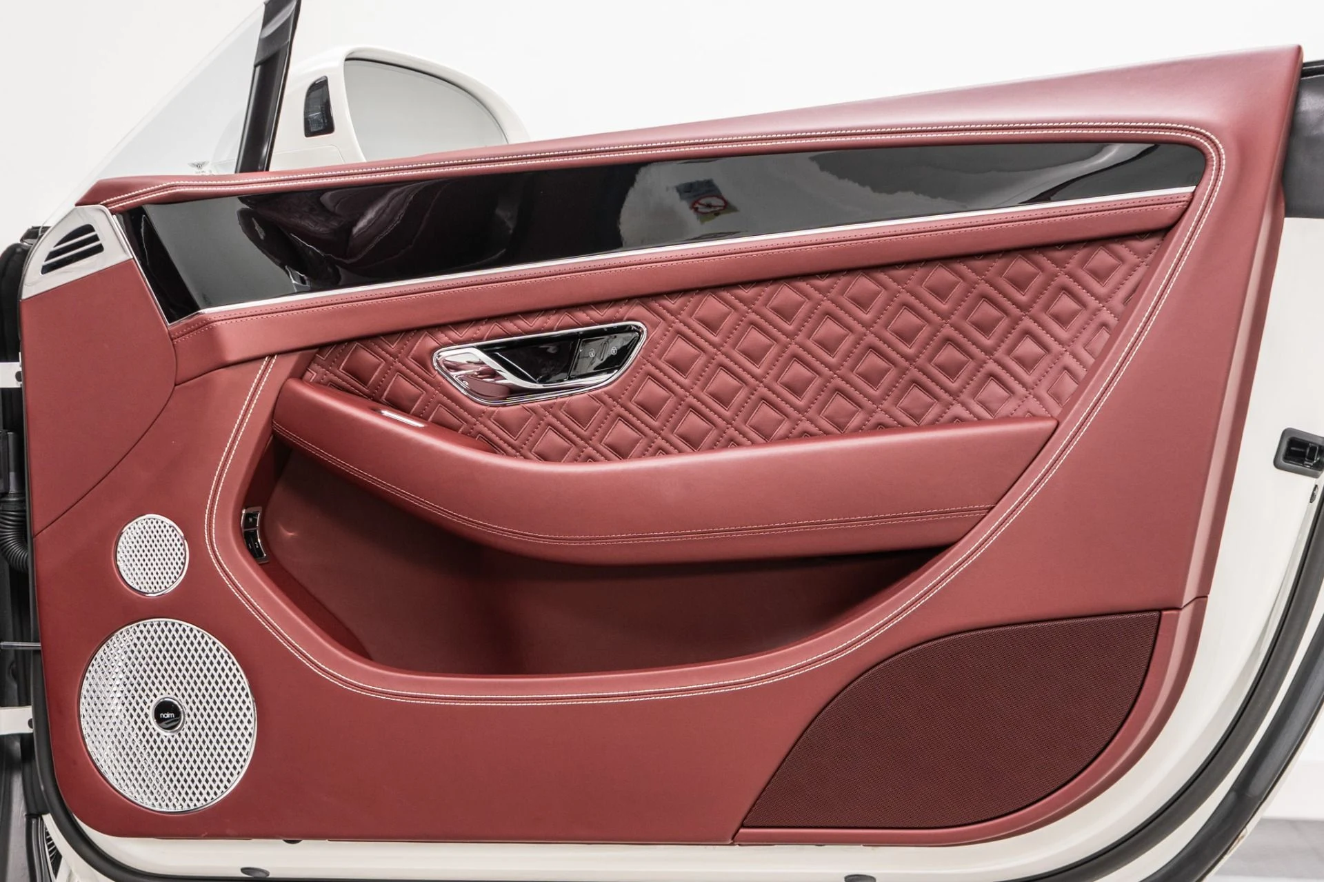 mph041_1109947206_Used_2020_Bentley_Continental_GTC_V8_Mulliner_Front_Seat_Comfort_Specifications_Naim_Audio_1786125388_0a76660964