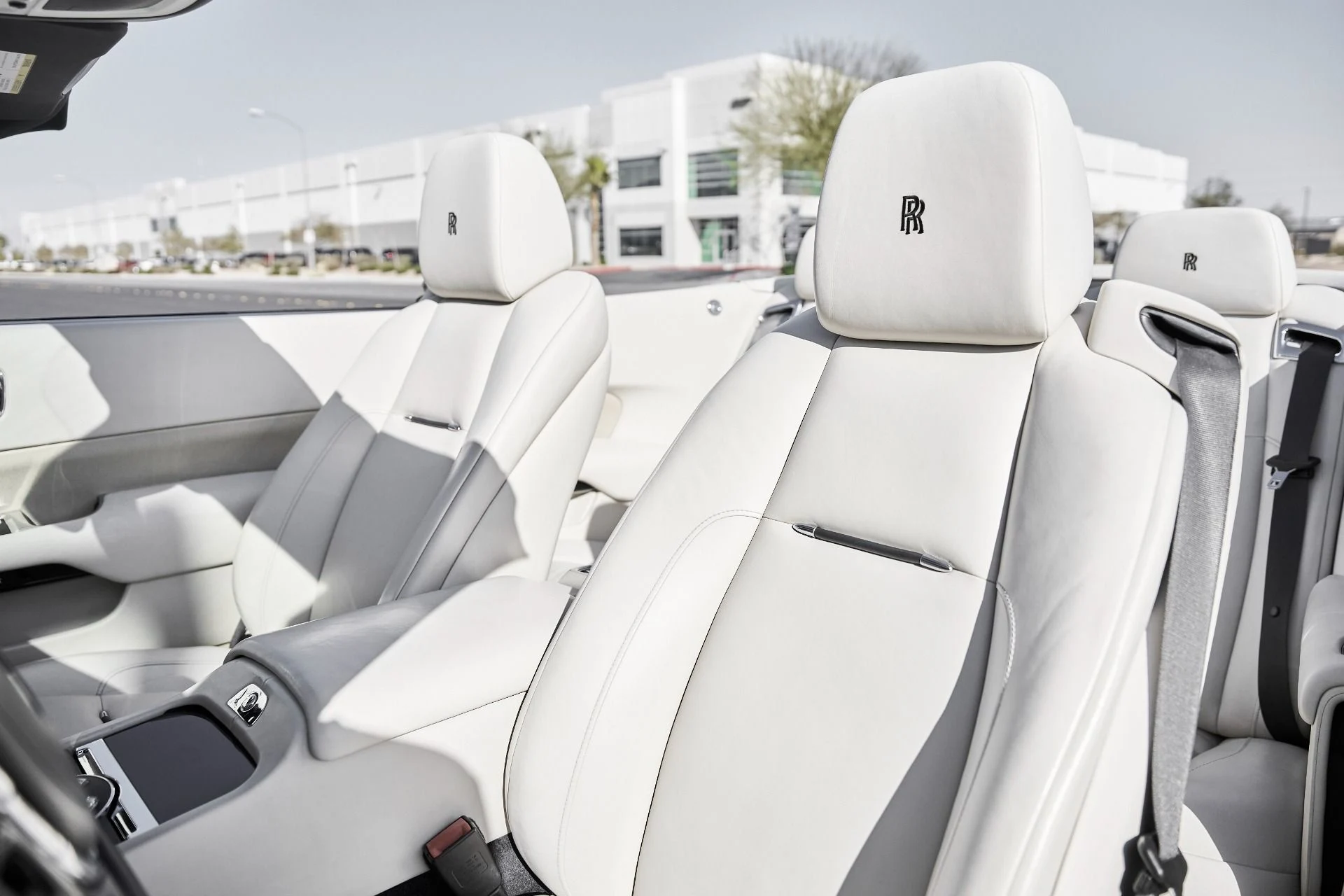 mph041_1148860566_Used_2016_Rolls_Royce_Dawn_Base_1770086738_c65cf2ef85