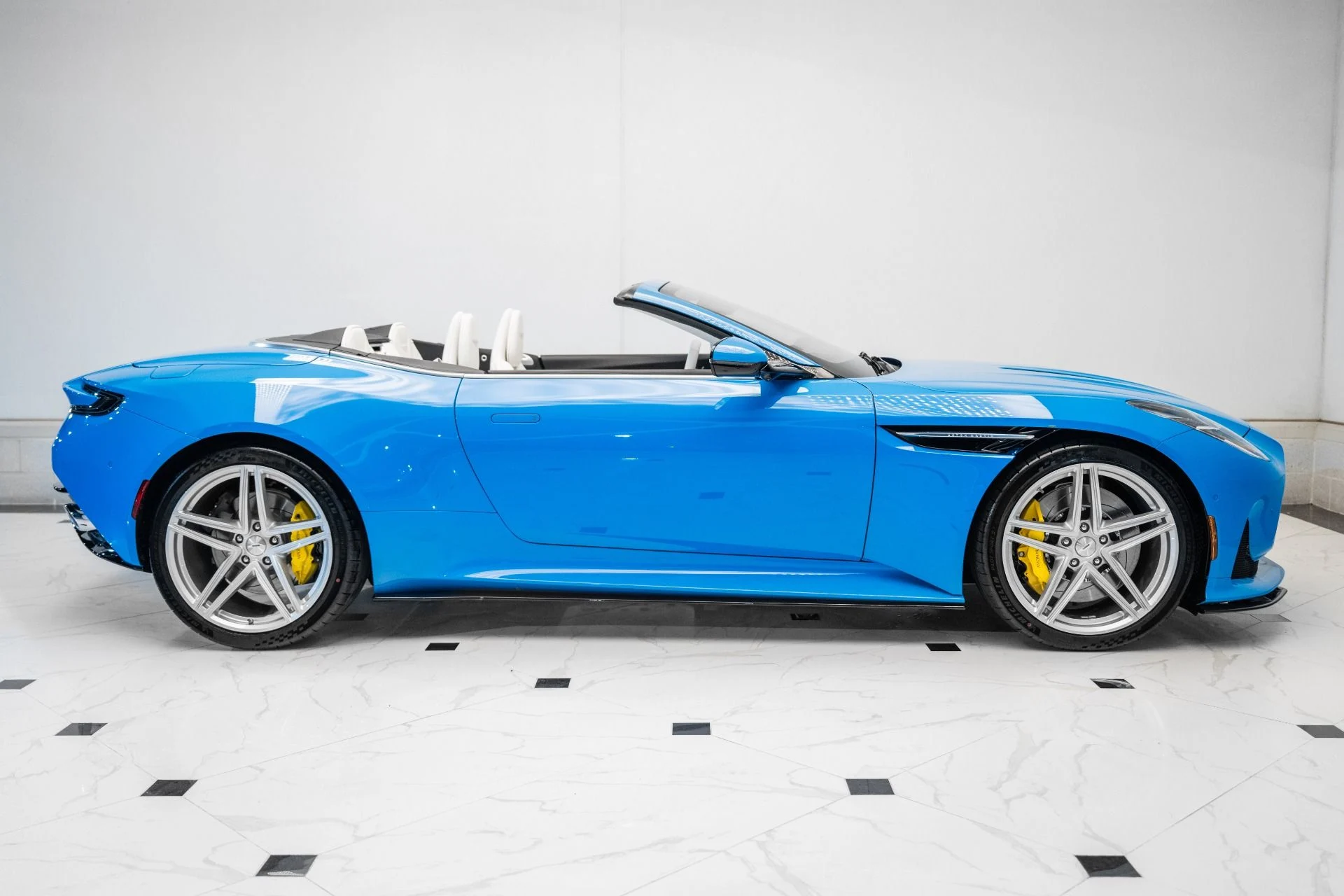mph041_1162369546_New_2025_Aston_Martin_DB_12_Volante_1741214270_4eebc92026