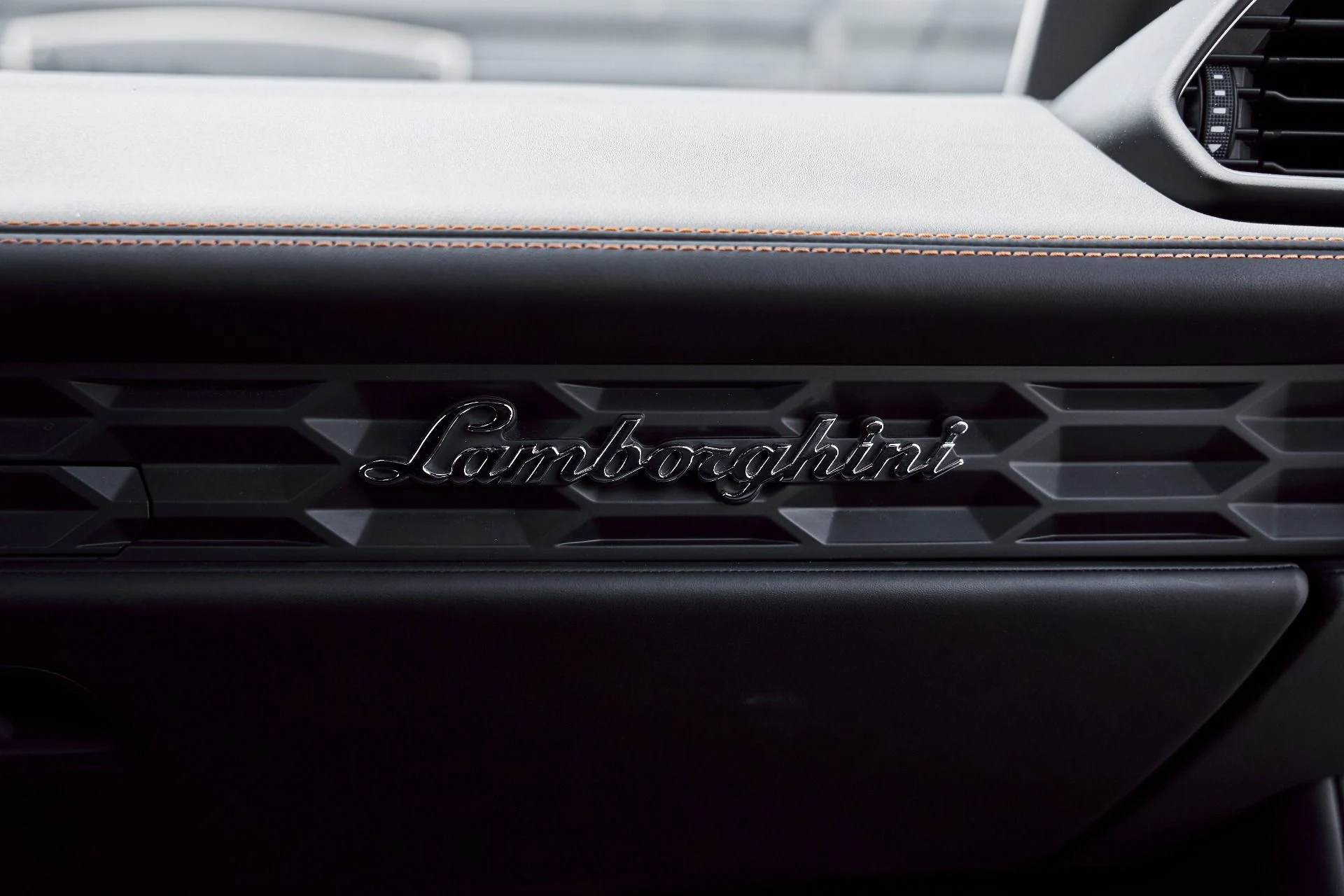 mph041_1171656194_Used_2021_Lamborghini_Huracan_EVO_Base_1780708747_ad021c0e8c