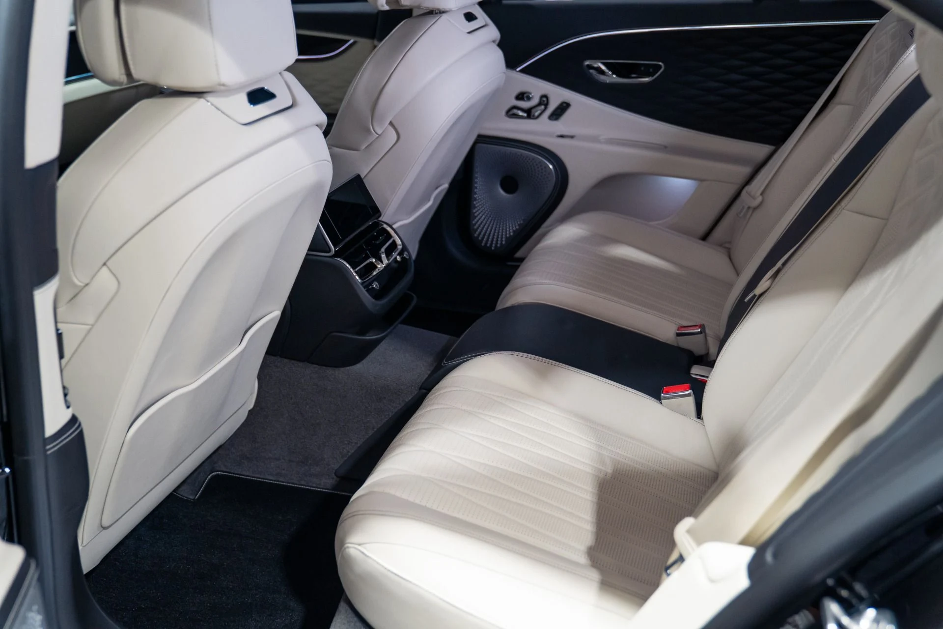mph041_1176396519_Used_2023_Bentley_Flying_Spur_Azure_1787341097_5e2041b3ec