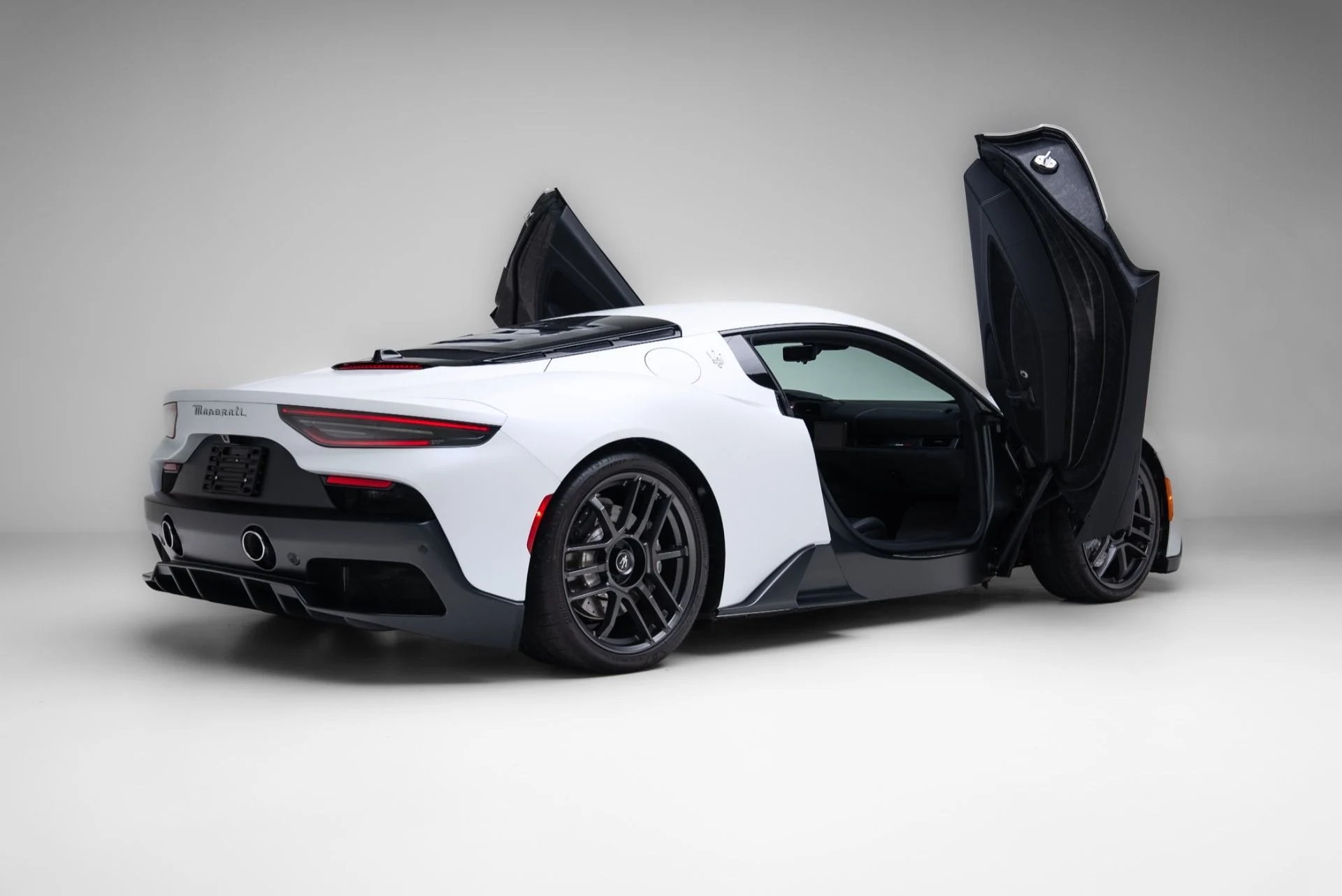 mph041_1182621653_Used_2023_Maserati_MC_20_1771372792_22c1fd3307