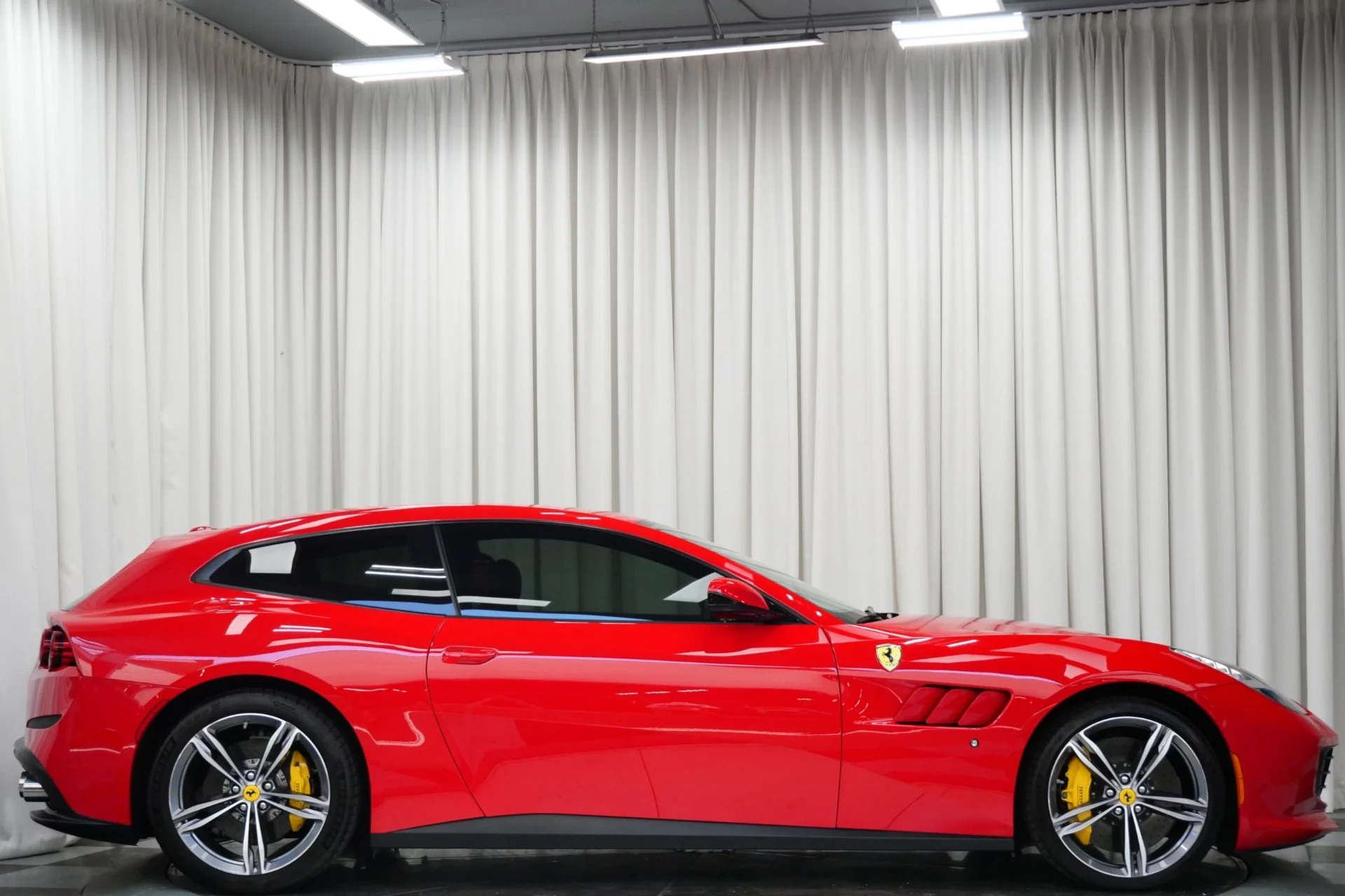 mph041_1201218775_Used_2018_Ferrari_GTC_4_Lusso_V12_1752852252_bb90c195ba