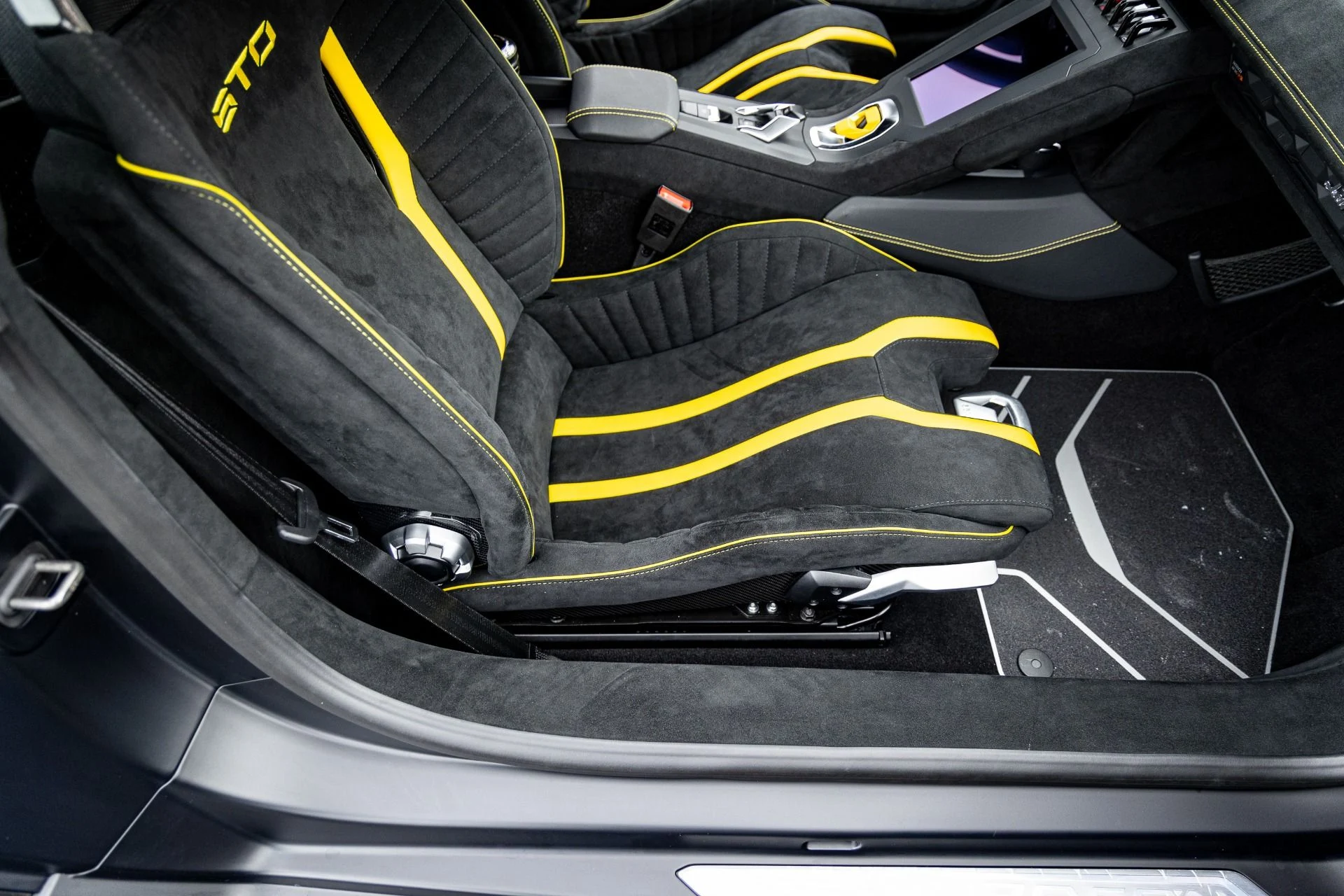 mph041_1230968698_Used_2023_Lamborghini_Huracan_STO_1724257778_044a768044