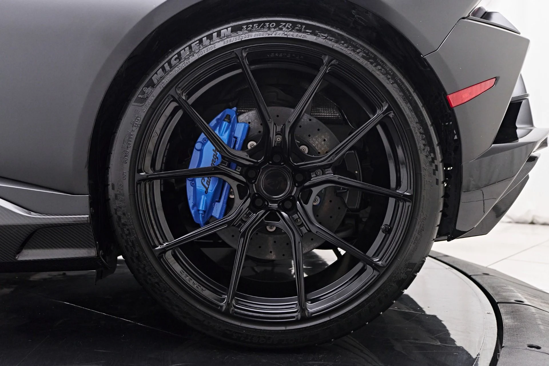 mph041_1231580168_Used_2021_Lamborghini_Huracan_EVO_Base_1758314674_3a6d3b1f56
