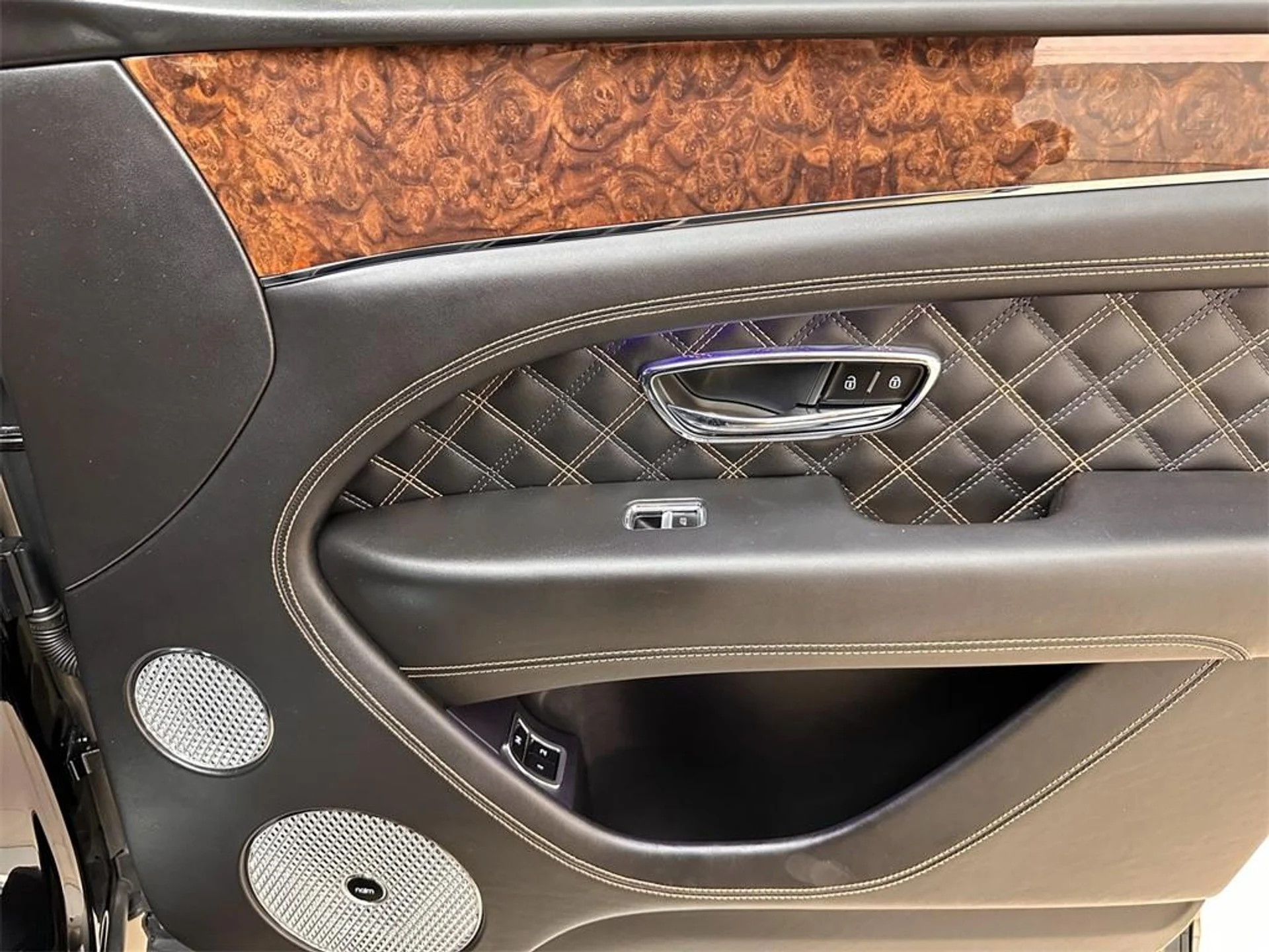 mph041_1254662444_Used_2021_Bentley_Bentayga_V8_1715724621_0a4512a239