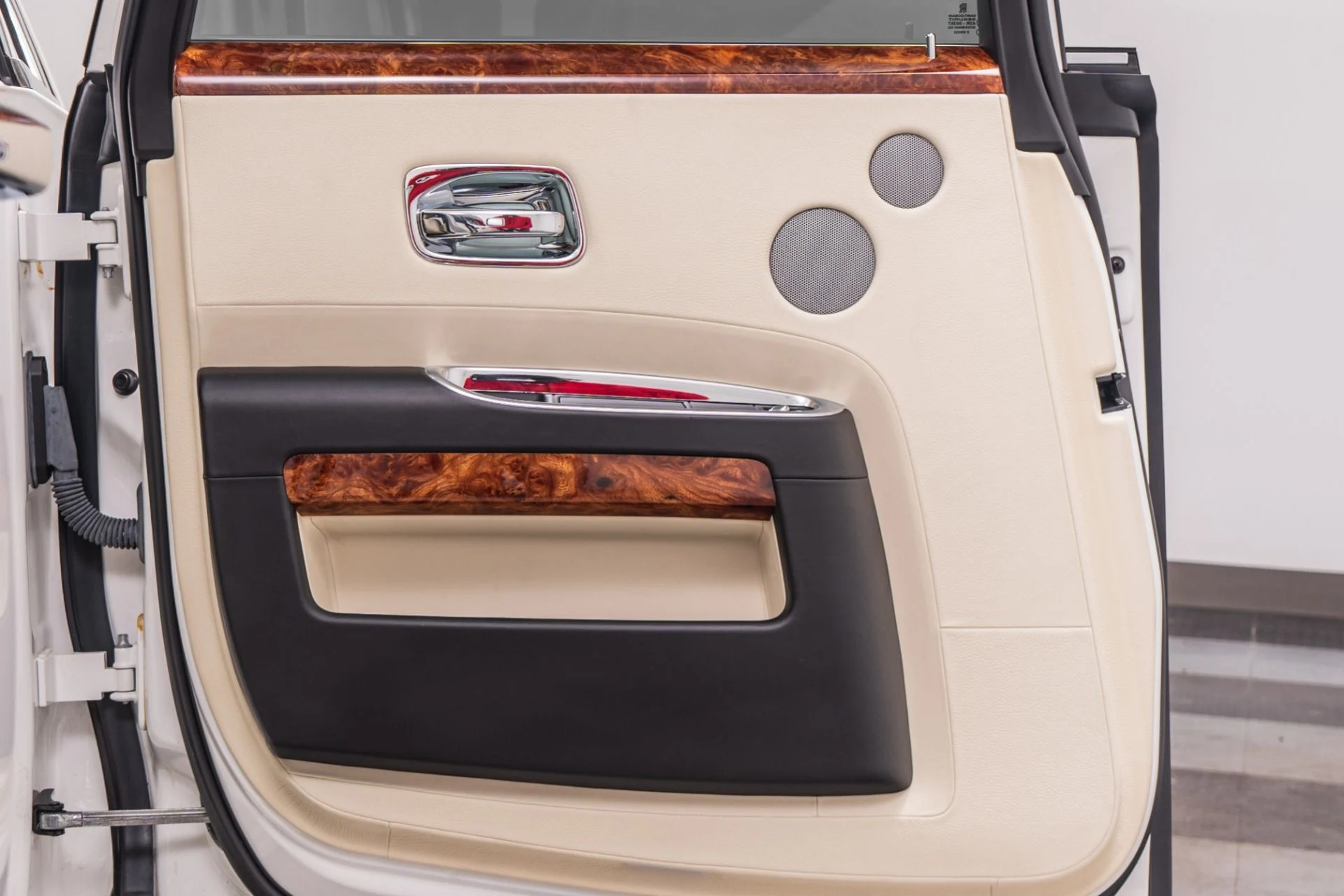 mph041_1281160628_Used_2010_Rolls_Royce_Ghost_1777319383_b75f3044a4