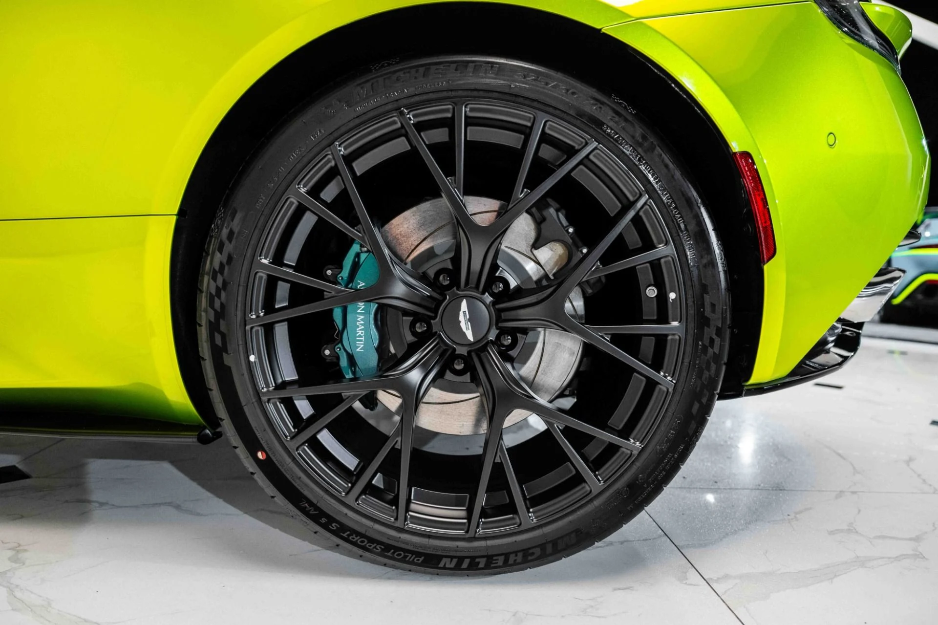 mph041_1291940821_Used_2025_Aston_Martin_DB_12_Coupe_1724764184_bde1f5717b