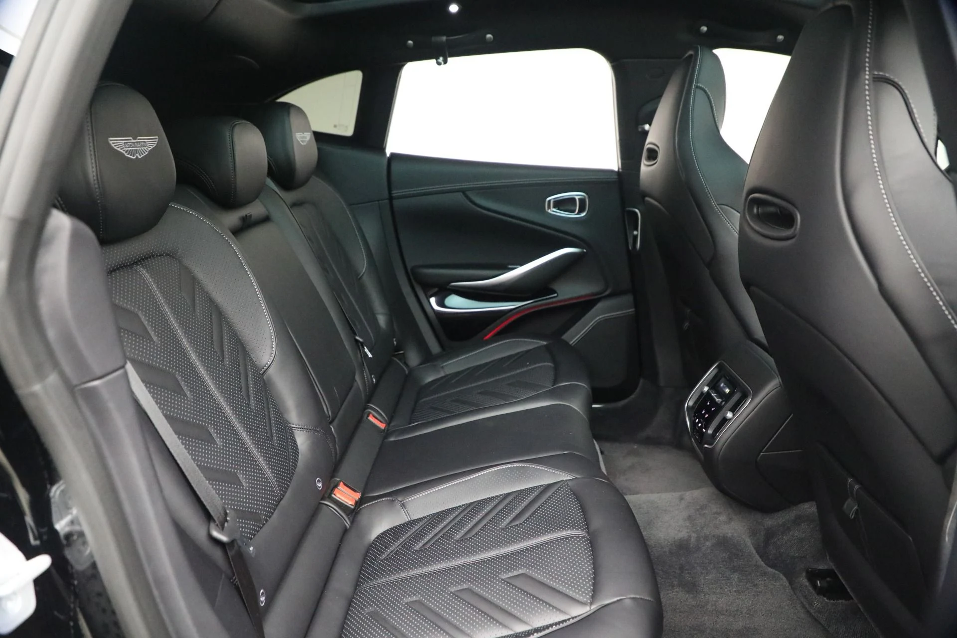 mph041_1339599031_New_2026_Aston_Martin_DBX_S_1771452584_aa5dd9b731