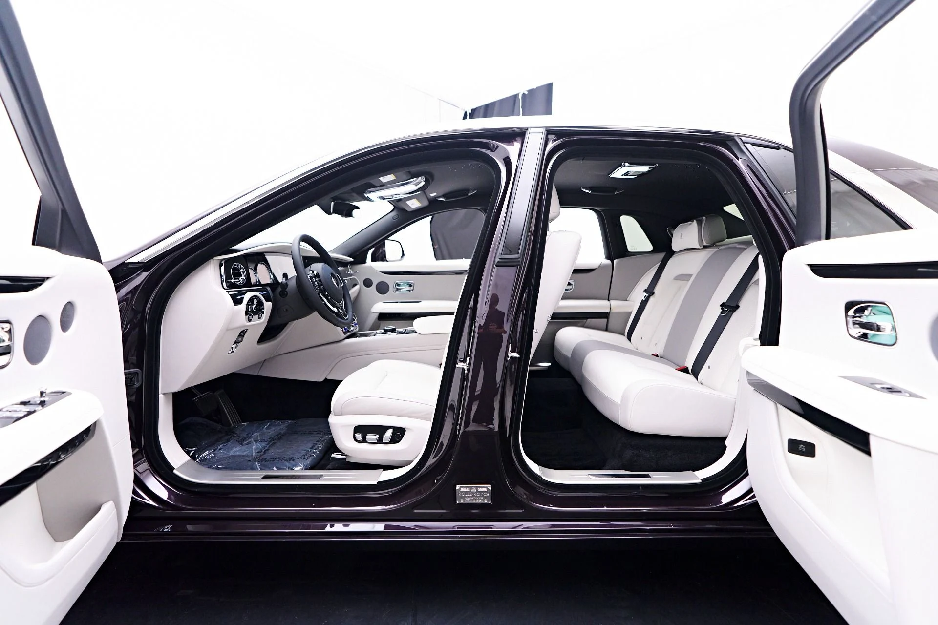 mph041_1345629909_Used_2024_Rolls_Royce_Ghost_Base_1752169894_caf0be8567