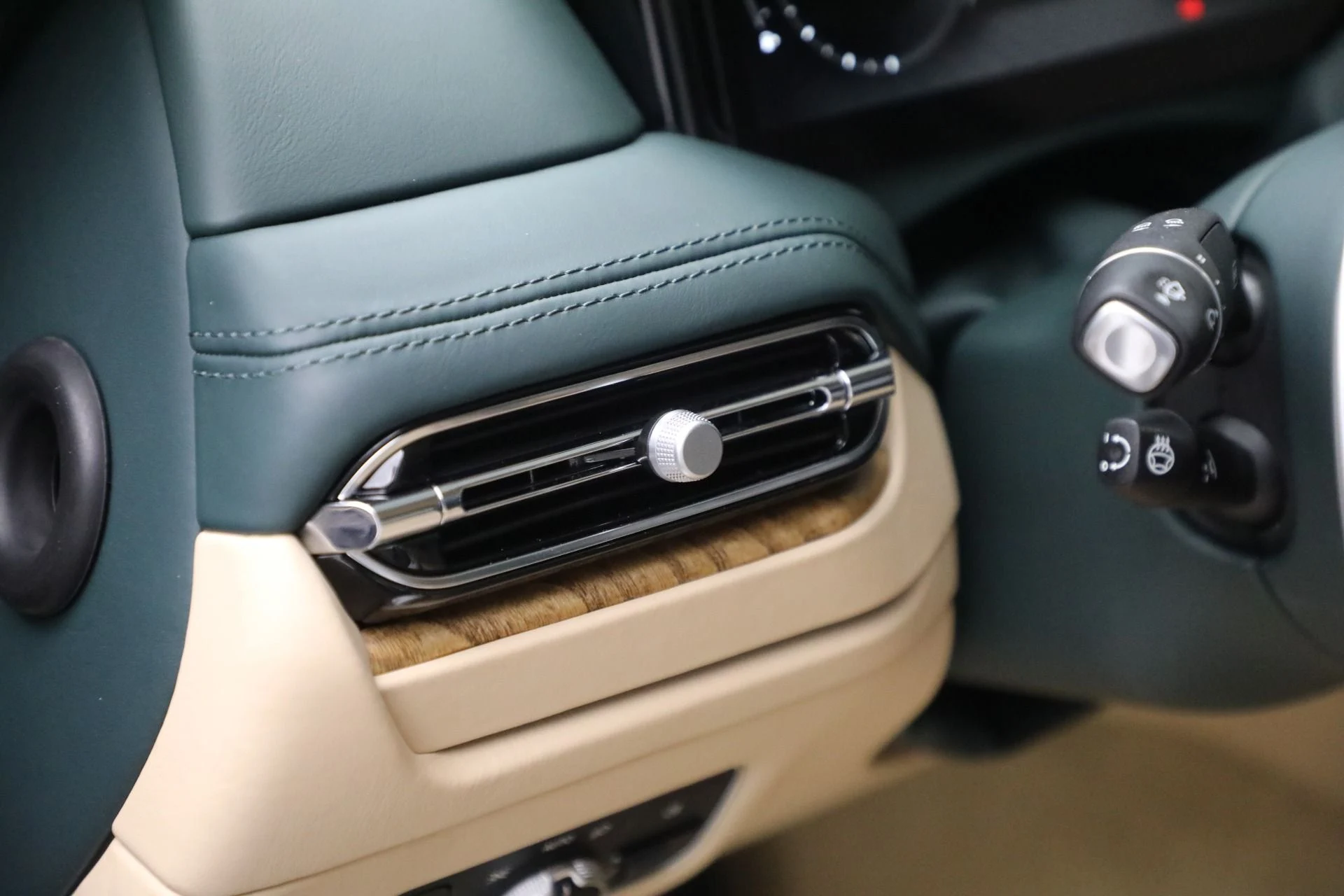 mph041_13512243_New_2025_Aston_Martin_DB_12_Volante_59c1d1198d