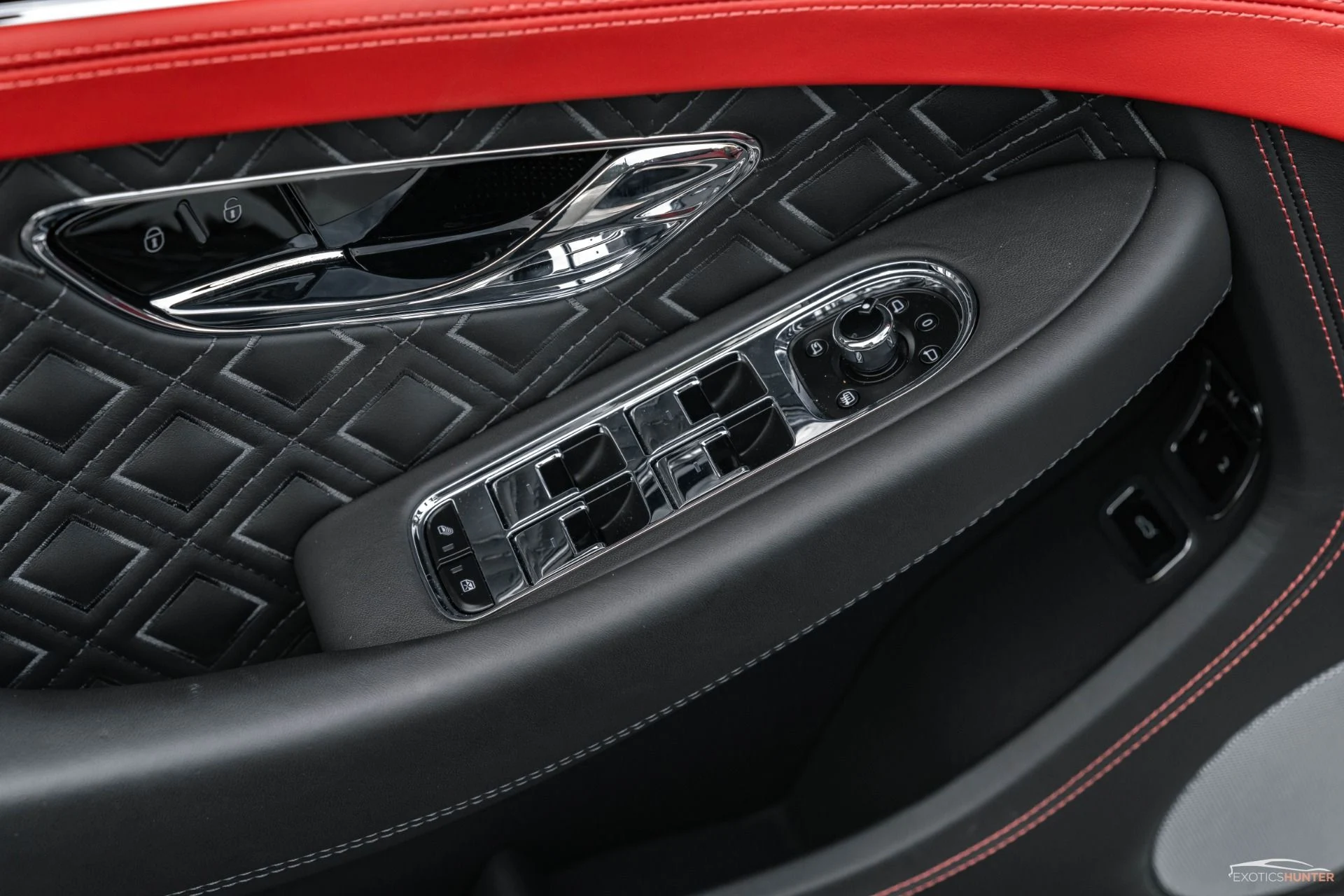 mph041_1427701388_Used_2020_Bentley_Continental_GTC_280_K_MSRP_Mulliner_Blackline_Rotating_Display_1766938877_4b1b5e13c6