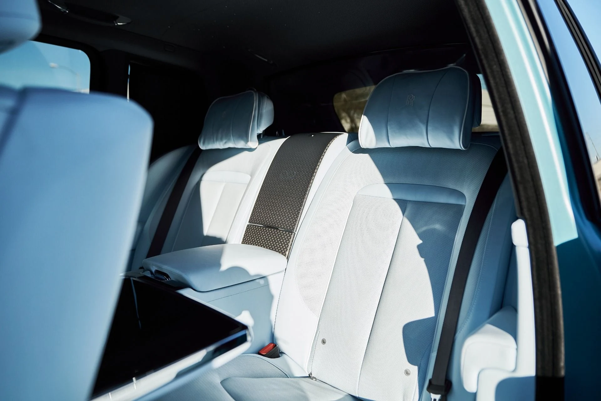 mph041_1439793530_Used_2022_Rolls_Royce_Cullinan_Black_Badge_1765411066_790cc697de