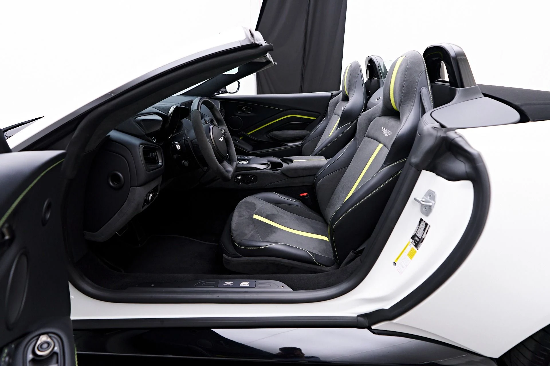 mph041_148674090_Used_2023_Aston_Martin_Vantage_F1_Edition_1754013179_de49098d5f