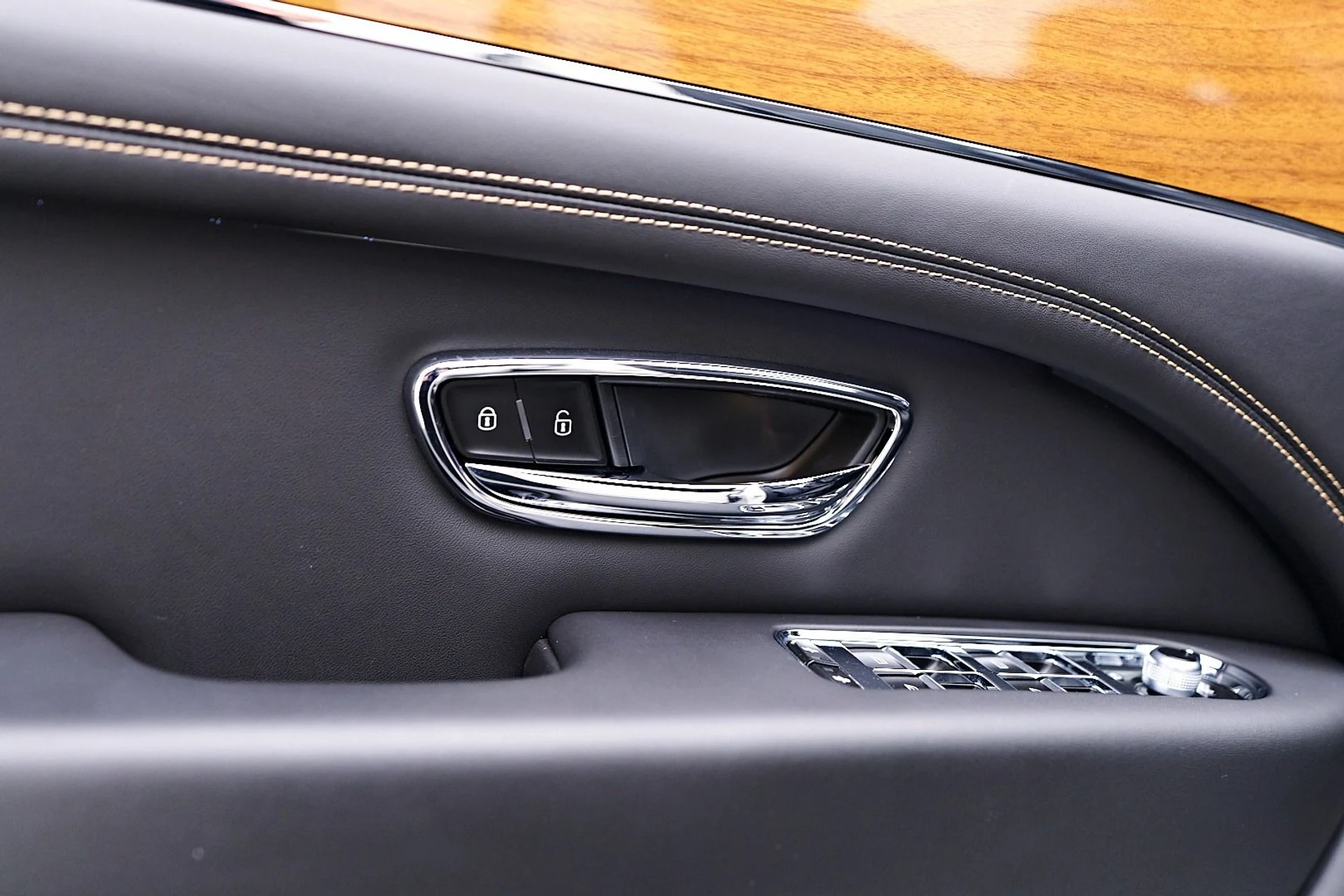 mph041_1501202154_Used_2023_Bentley_Bentayga_EWB_Azure_1745273088_0c8b2ad53f