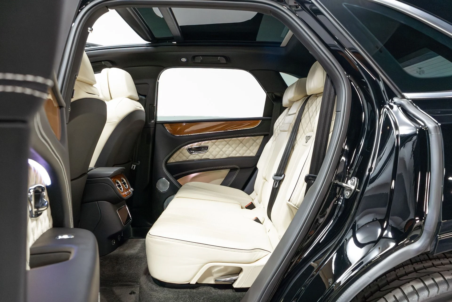 mph041_159923722_Used_2021_Bentley_Bentayga_V8_First_Edition_1776782316_4865d25b3c