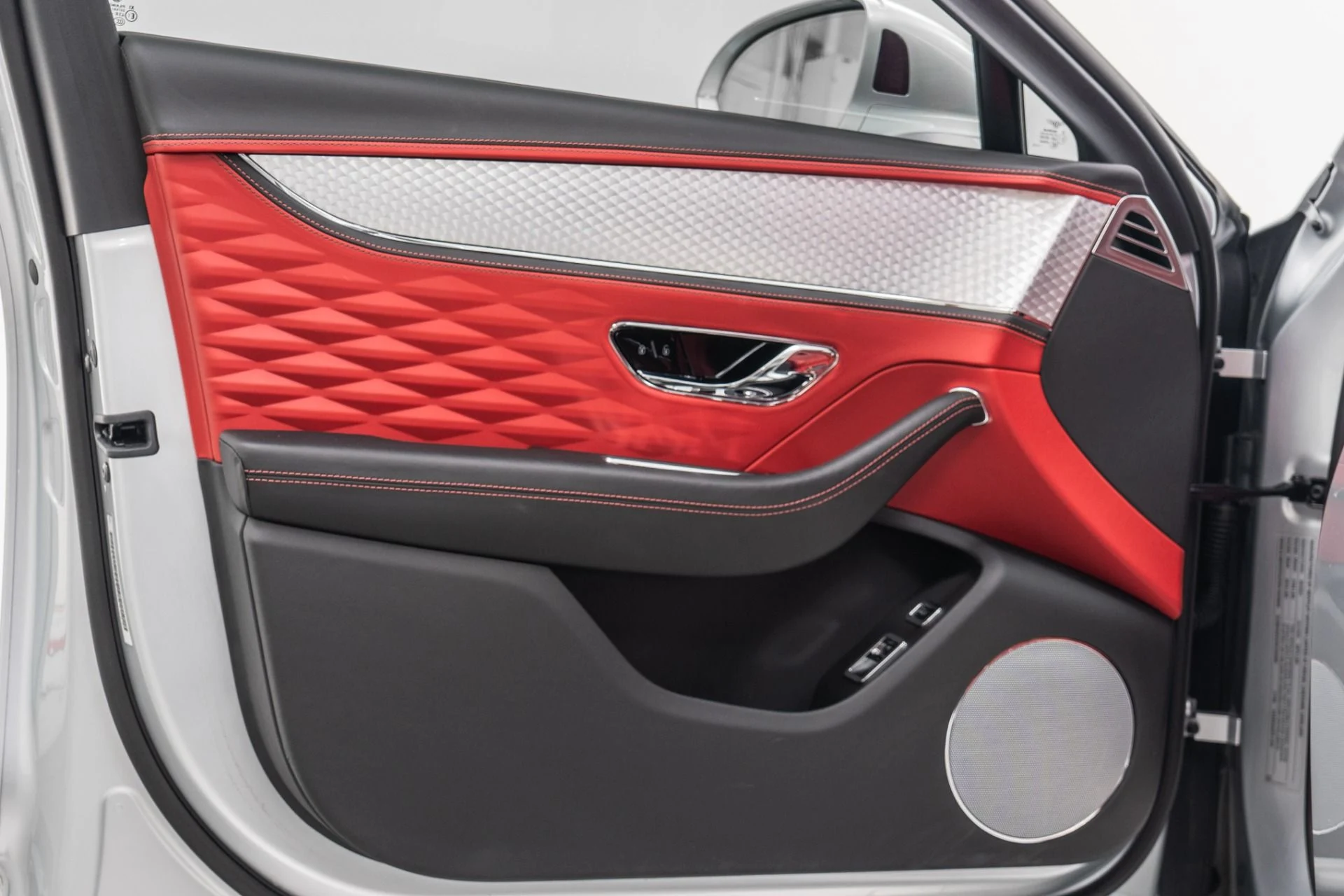 mph041_1840250605_Used_2022_Bentley_Flying_Spur_V8_Great_Colors_Engine_Turned_Veneers_Mulliner_Package_1773426233_de72ebfdd8