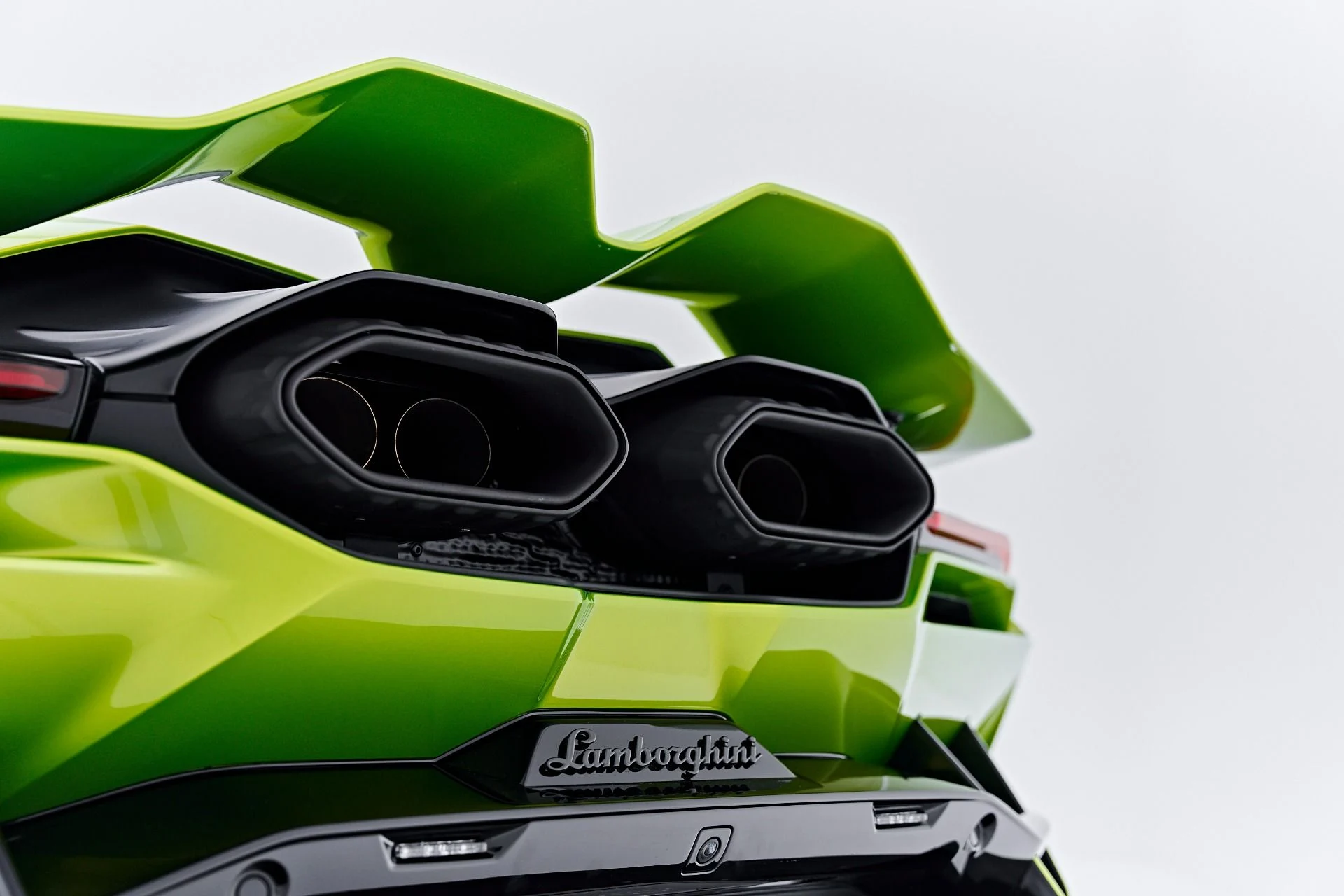 mph041_1843414217_Used_2025_Lamborghini_Revuelto_Base_1785289427_40376fedab