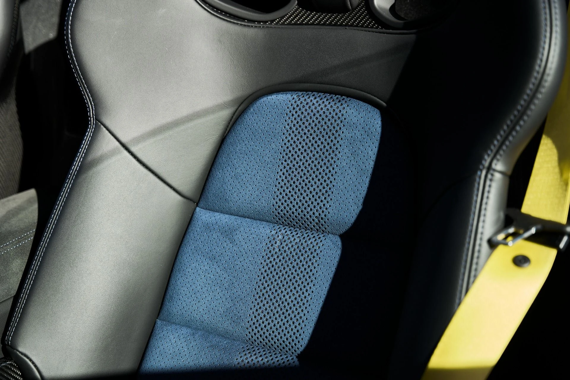 mph041_1850946172_Used_2025_Porsche_718_Cayman_GT_4_RS_1766025535_96ace1bf50