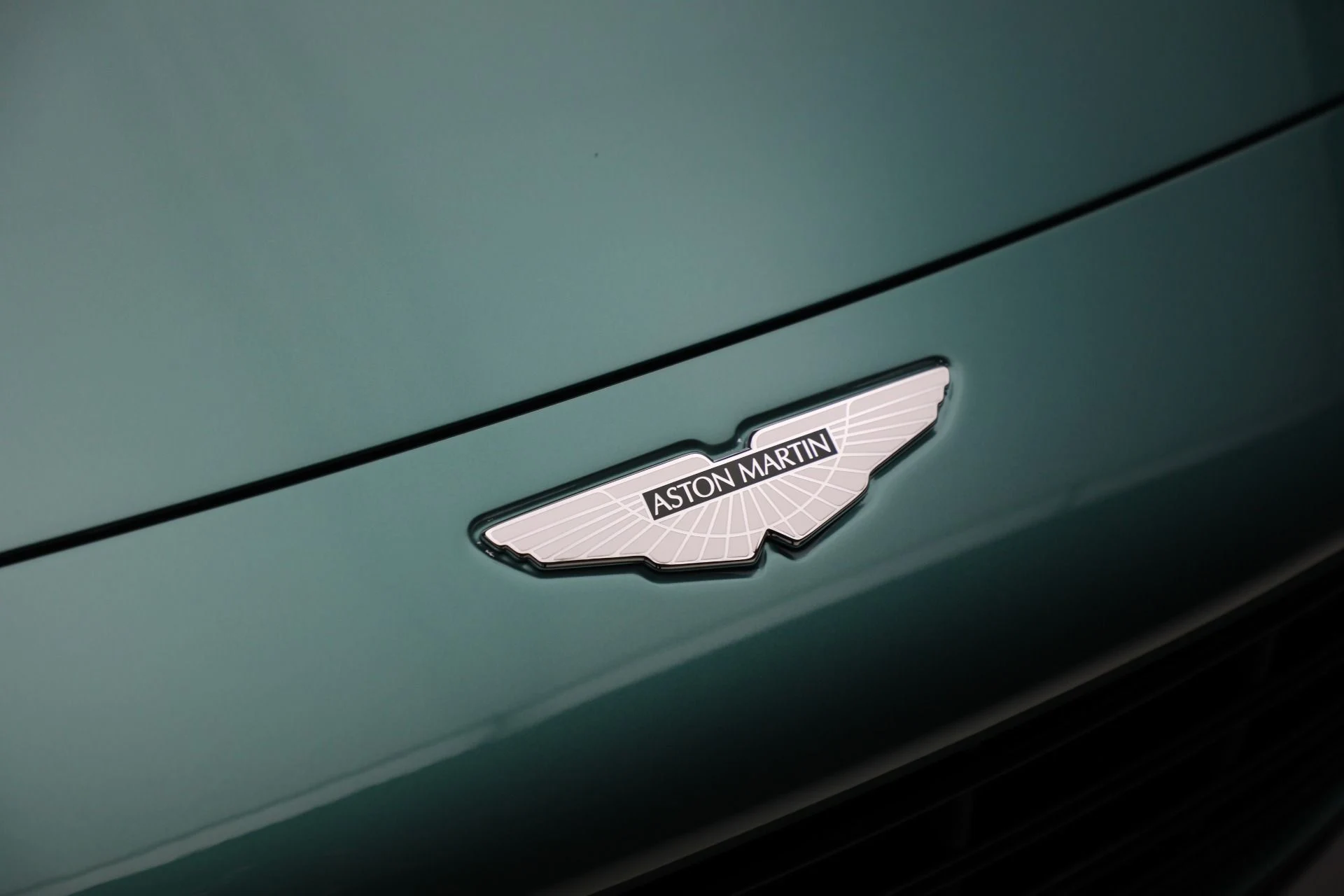 mph041_1868512976_Used_2023_Aston_Martin_Vantage_V12_b1dac5371a