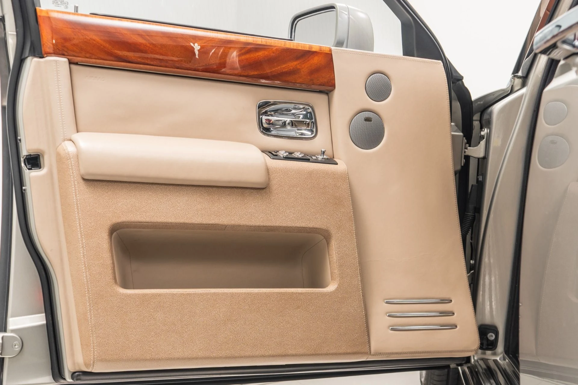 mph041_1933839530_Used_2007_Rolls_Royce_Phantom_Two_Tone_Exterior_and_Interior_Chromed_Wheels_1782334657_3bd6f99c4a