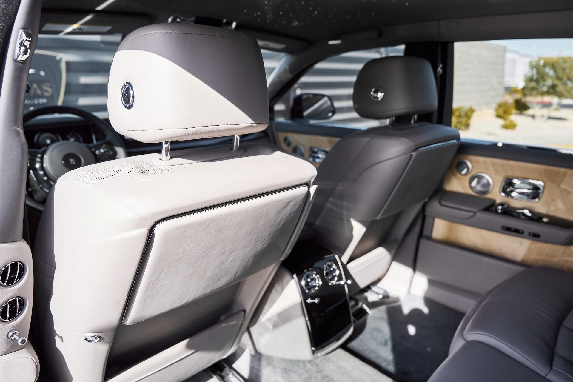 mph041_1965412595_Used_2025_Rolls_Royce_Phantom_Base_1769480935_eebad07dfc