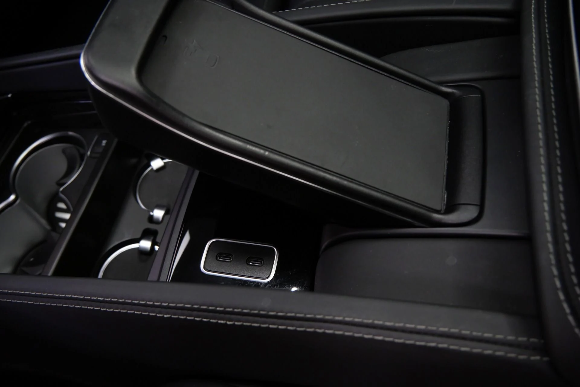 mph041_1971218570_Used_2025_Mercedes_Benz_Maybach_GLS_600_4_MATIC_Monoblock_Wheels_4_Seat_Configuration_Rear_Entertainment_1776793710_733b82af49