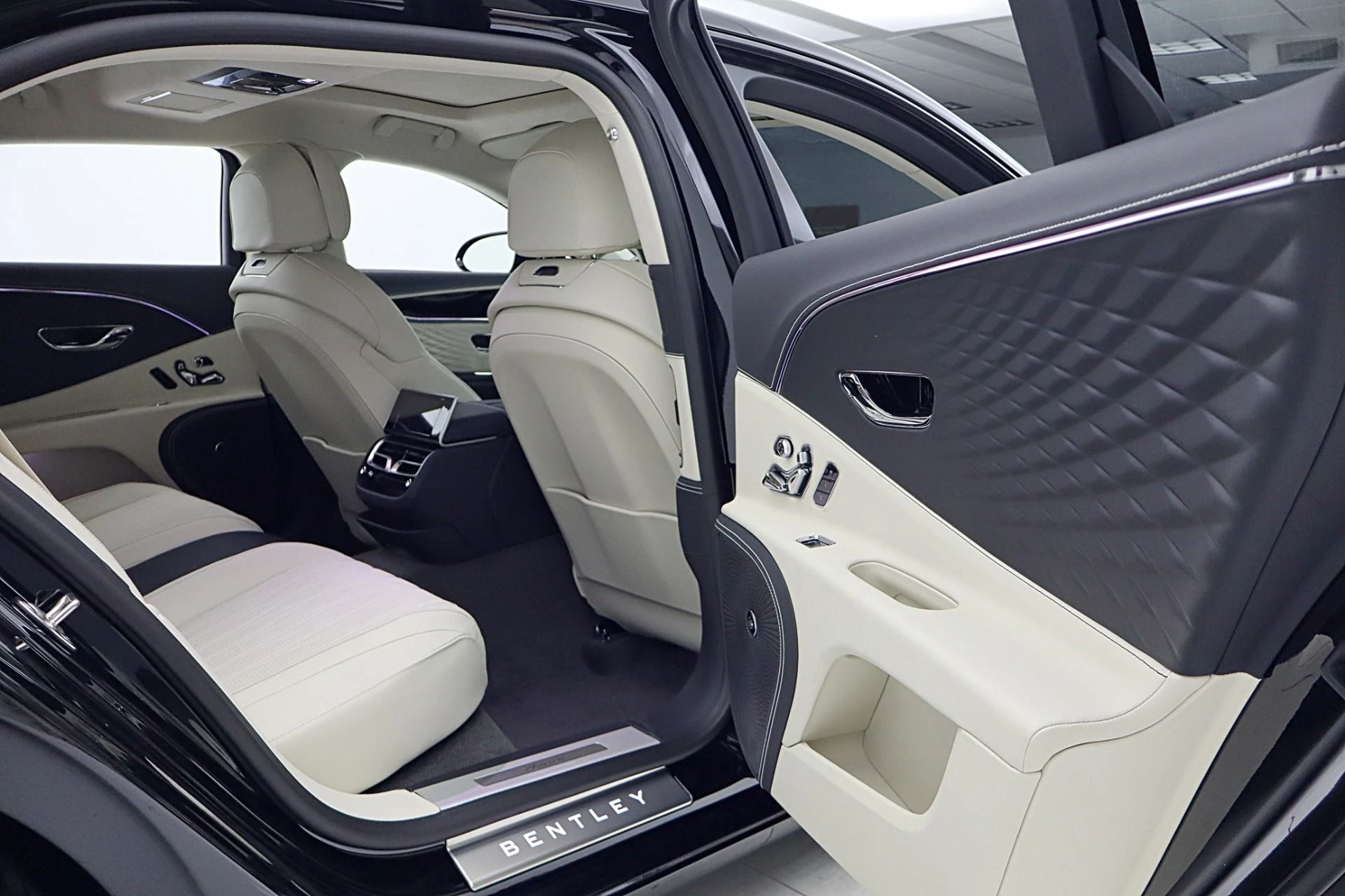 mph041_1974541153_New_2026_BENTLEY_Flying_Spur_Azure_V8_10869df5b2