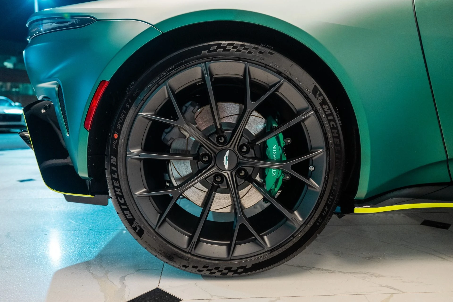 mph041_200322263_Used_2025_Aston_Martin_Vantage_Coupe_1734713589_73efb3dac8