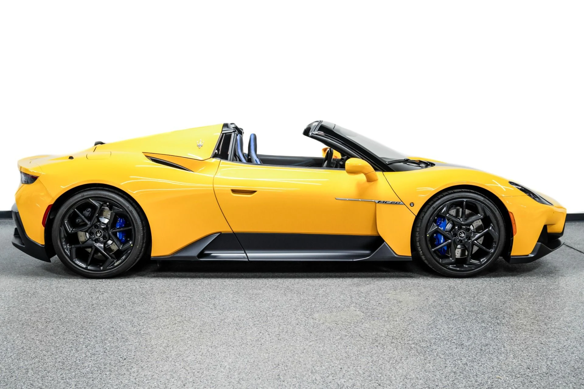 mph041_2066226163_Used_2023_Maserati_MC_20_Cielo_193_Miles_Fuoriserie_Color_Interior_Carbon_Fiber_Package_1770052750_504b215f22