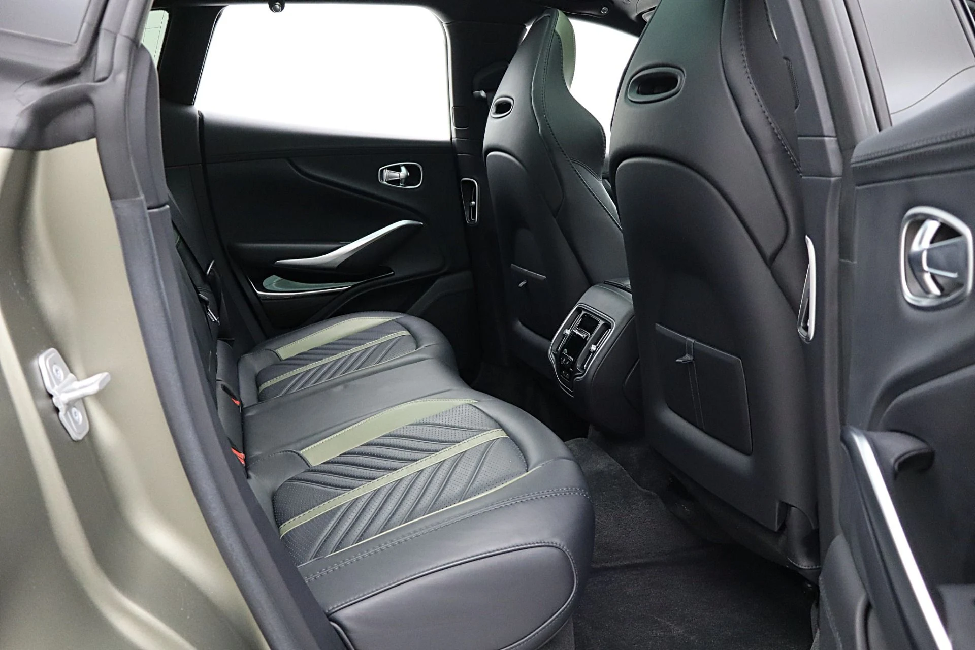 mph041_2069864501_Used_2023_Aston_Martin_DBX_707_e5017f29d6