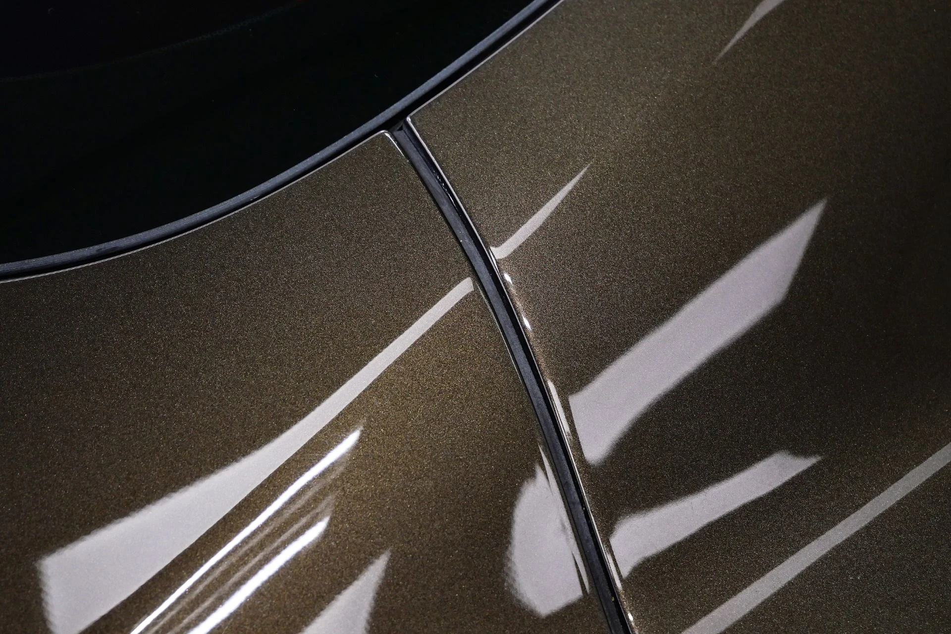 mph041_2161883272_Used_2014_Aston_Martin_Vanquish_Hourglass_Quilting_Beautiful_Color_V12_Power_1770409354_cbad5854ef