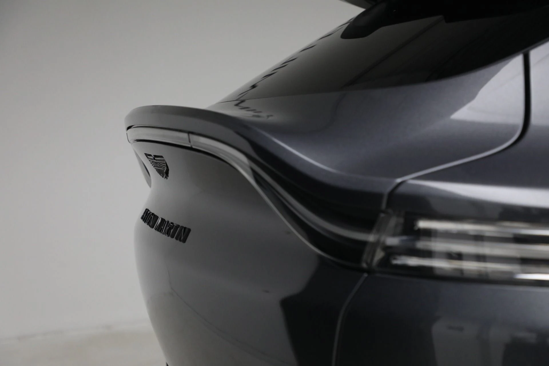 mph041_2165743154_New_2025_Aston_Martin_DBX_707_01622d33b6