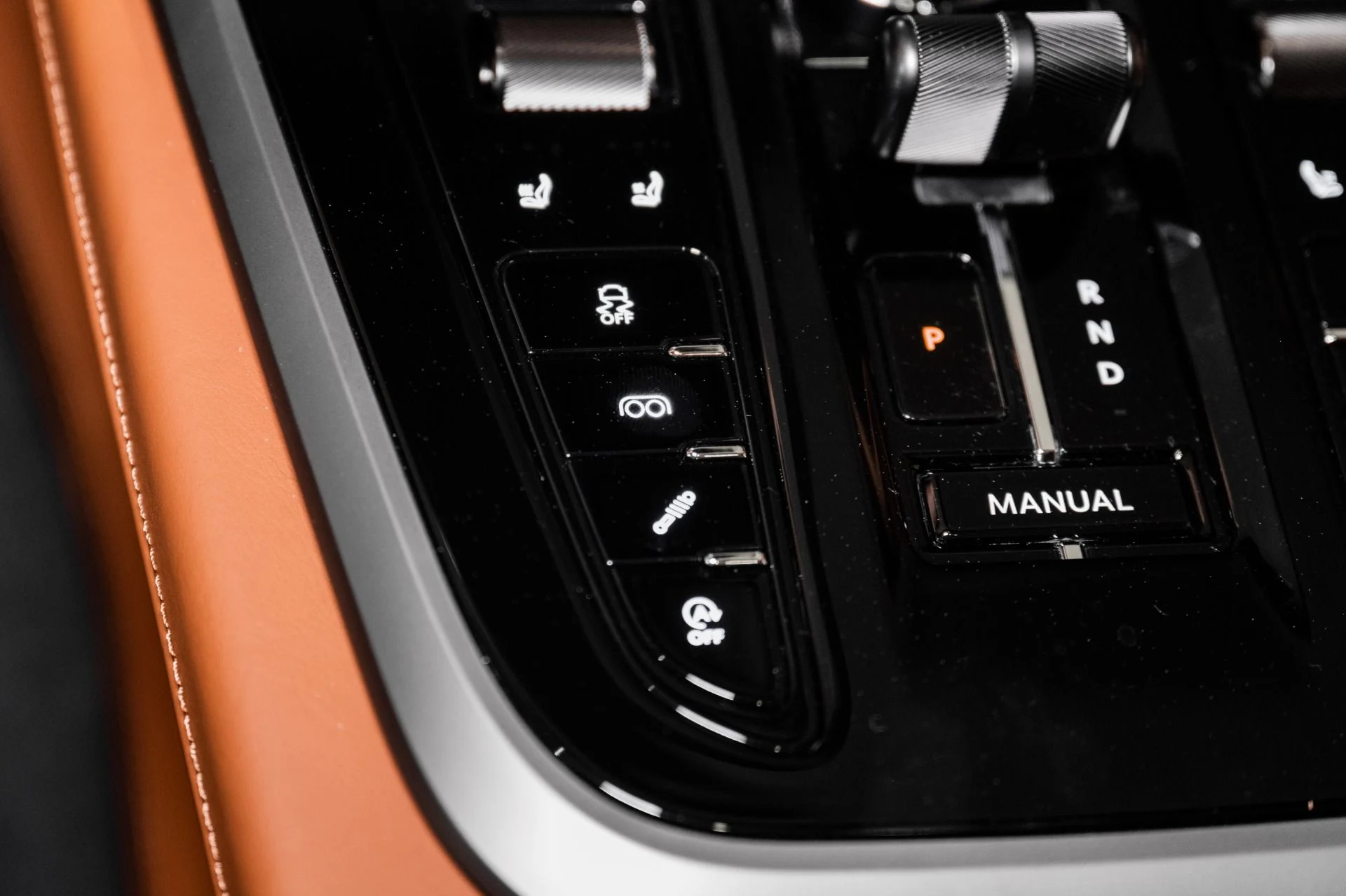 mph041_2168478551_New_2026_Aston_Martin_DBX_S_1775443121_6419064f77