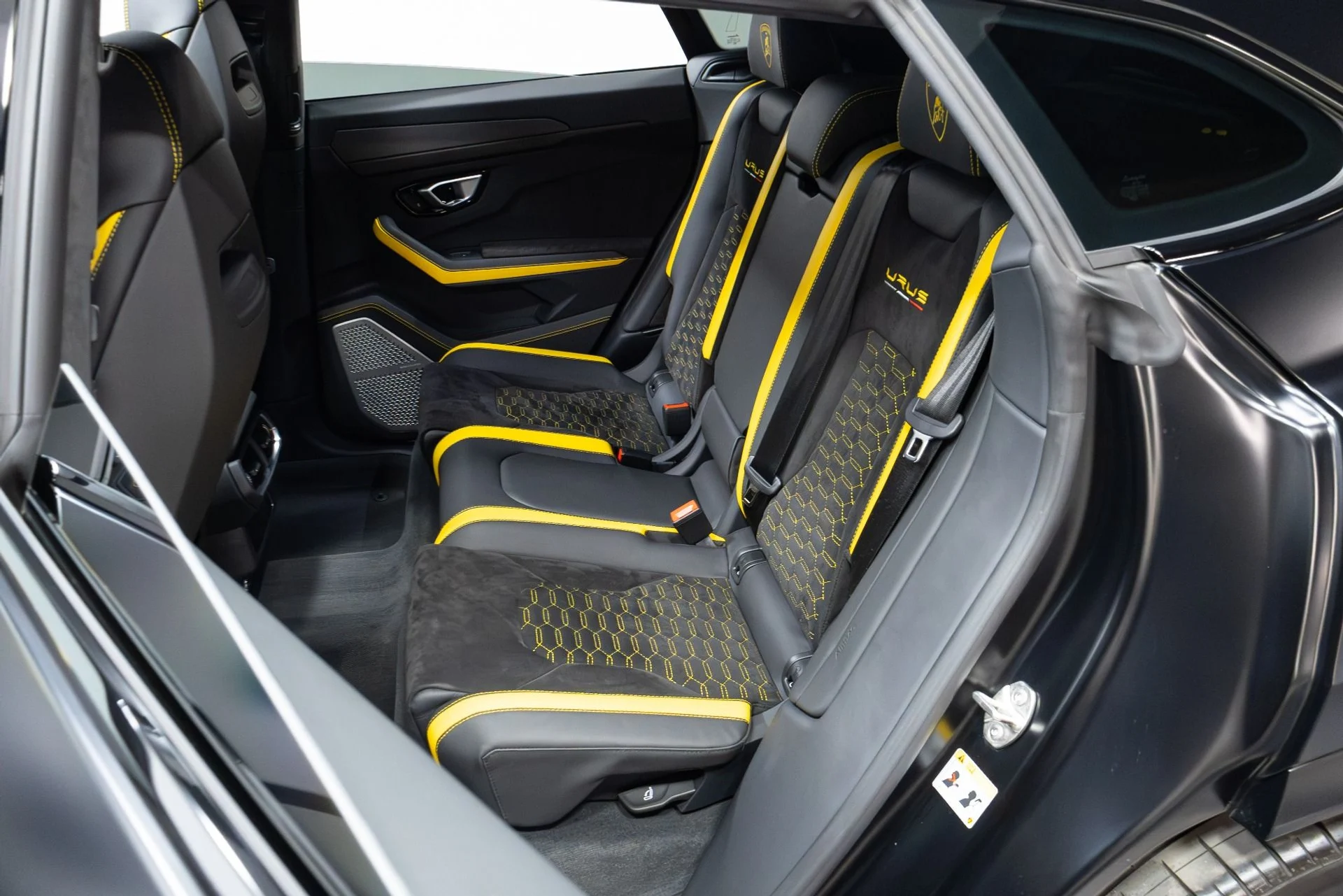 mph041_2169149496_Used_2022_Lamborghini_Urus_Graphite_Capsule_1775757245_0edc375662