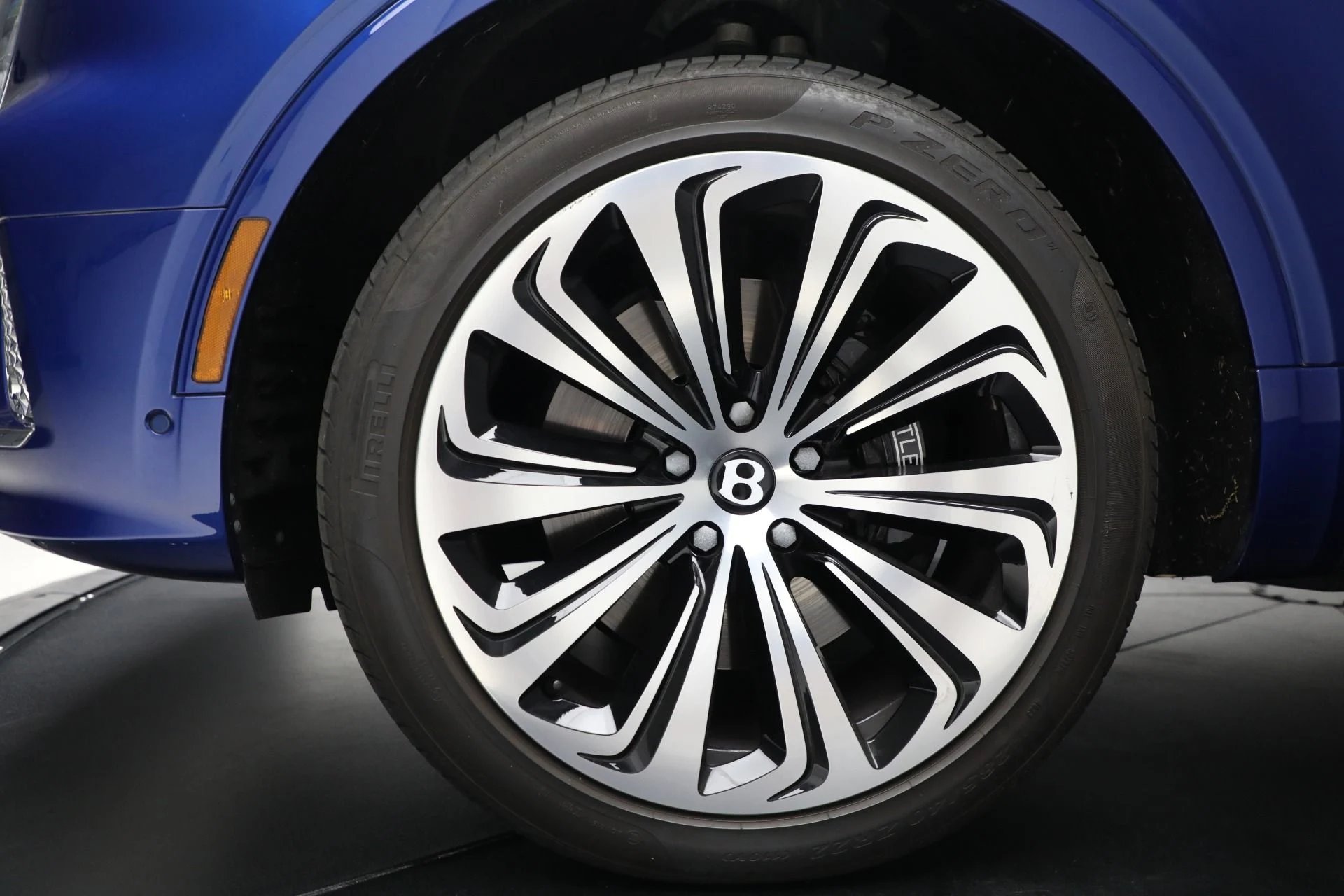 mph041_2186188798_Used_2024_Bentley_Bentayga_Azure_V8_ce6f53029d