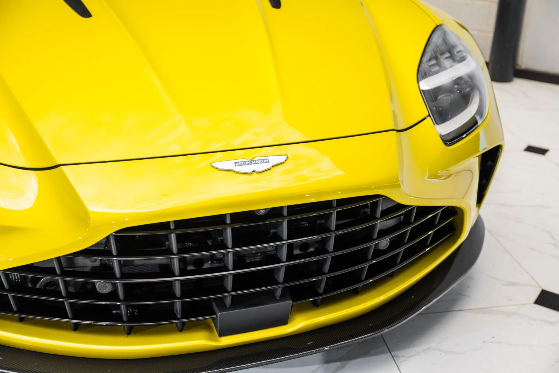 mph041_2189295770_Used_2025_Aston_Martin_Vantage_1751990746_4d79093cb8