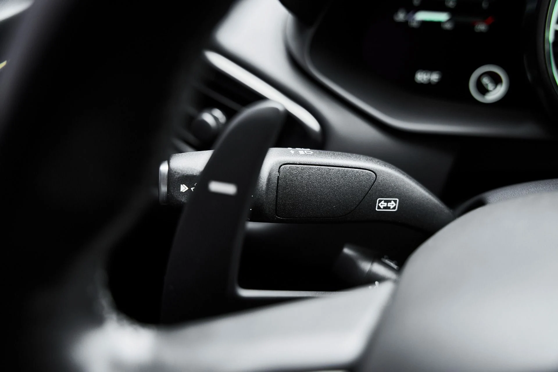 mph041_2195007201_Used_2023_Aston_Martin_Vantage_1775333357_c34a135bfa