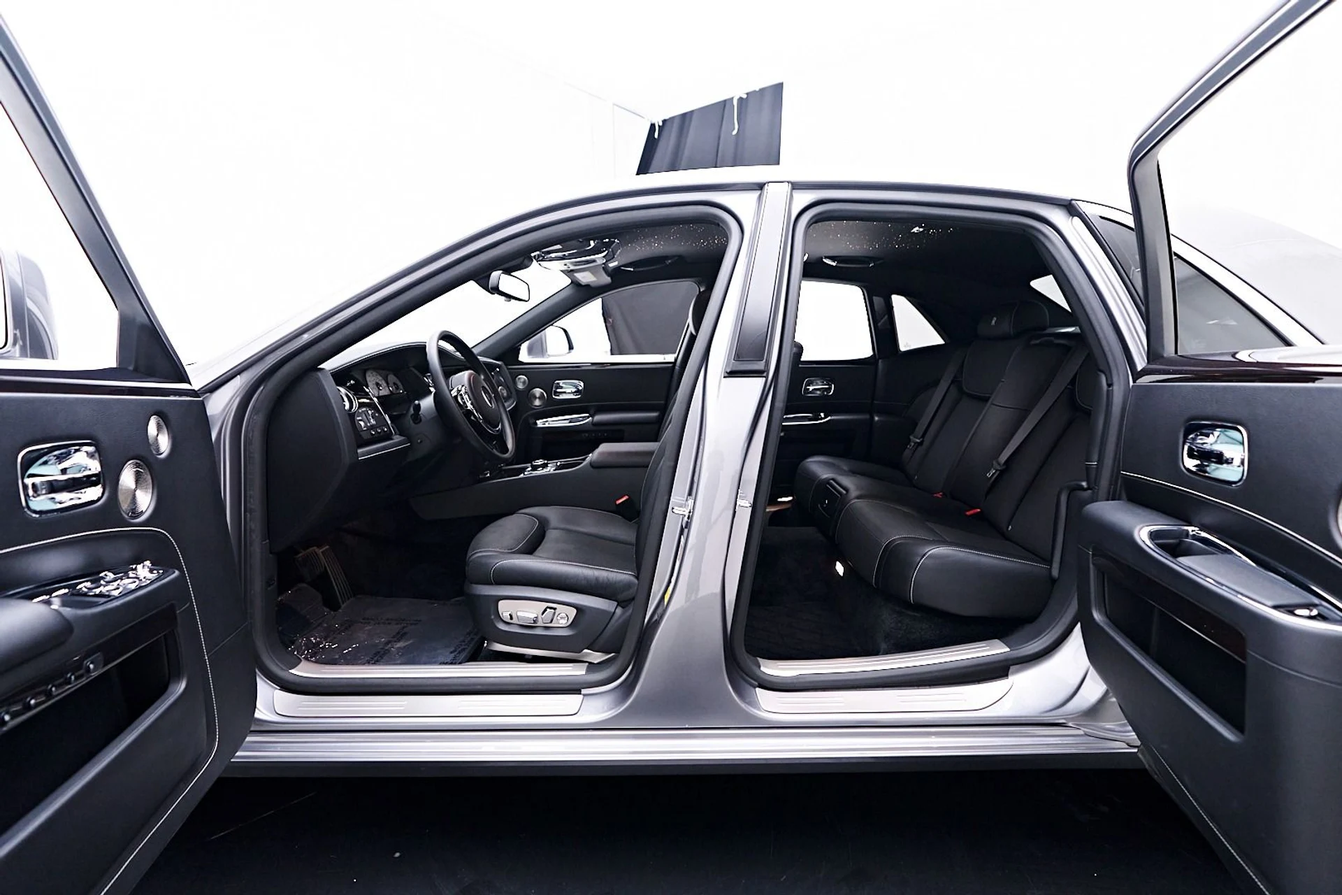 mph041_2207367978_Used_2019_Rolls_Royce_Ghost_Base_1744847276_6af524f8ae