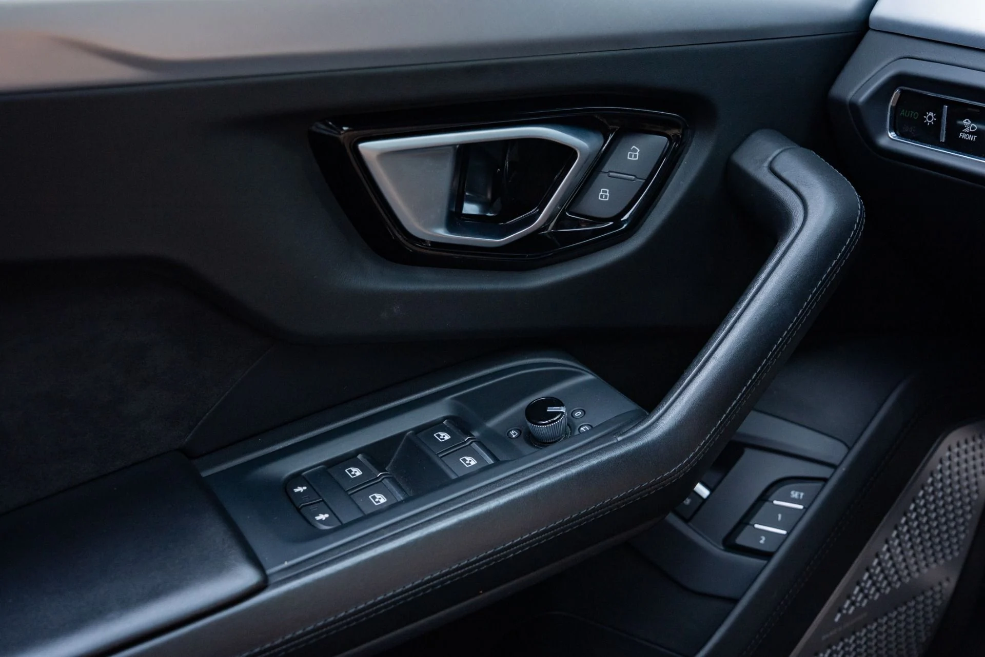 mph041_2231985909_Used_2019_Lamborghini_Urus_1778703309_2611976c59