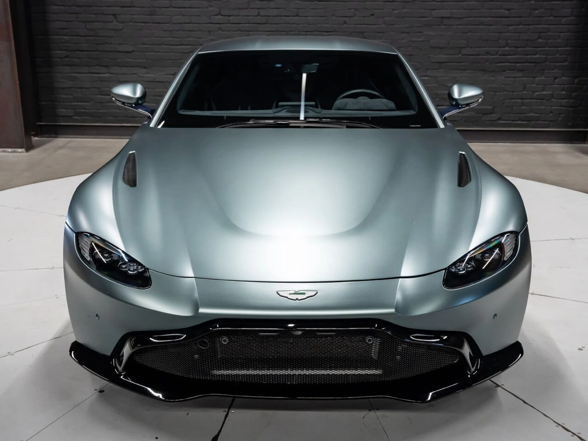 mph041_2235261394_aston_martin_vantage_2020_740b76649e