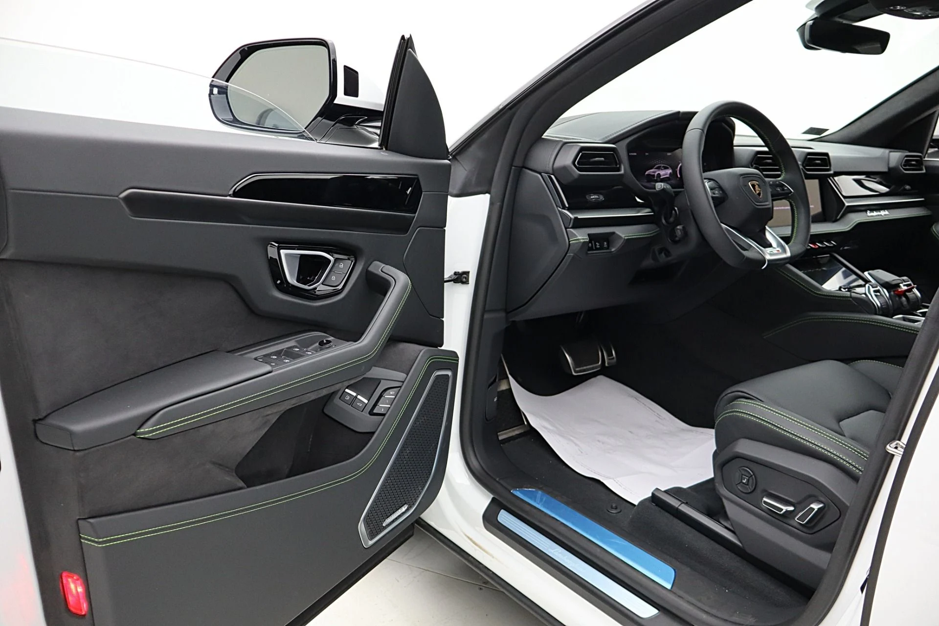 mph041_2241033349_New_2026_Lamborghini_Urus_SE_f2bbcf07d6