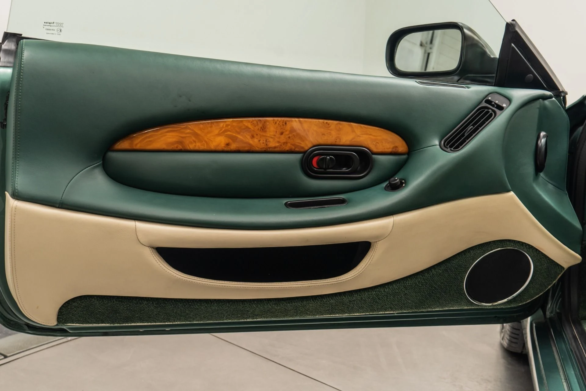 mph041_2303995807_Used_2001_Aston_Martin_DB_7_V12_Vantage_1760468249_08827fa7cc