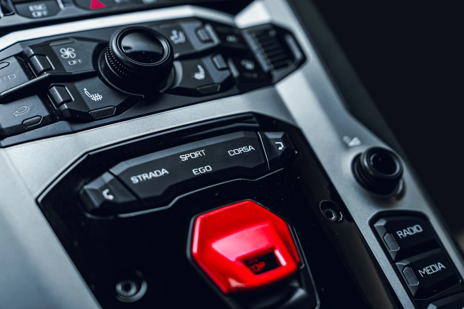 mph041_2318172127_Used_2018_Lamborghini_Aventador_LP_740_4_S_1783639916_a7a5c4776d