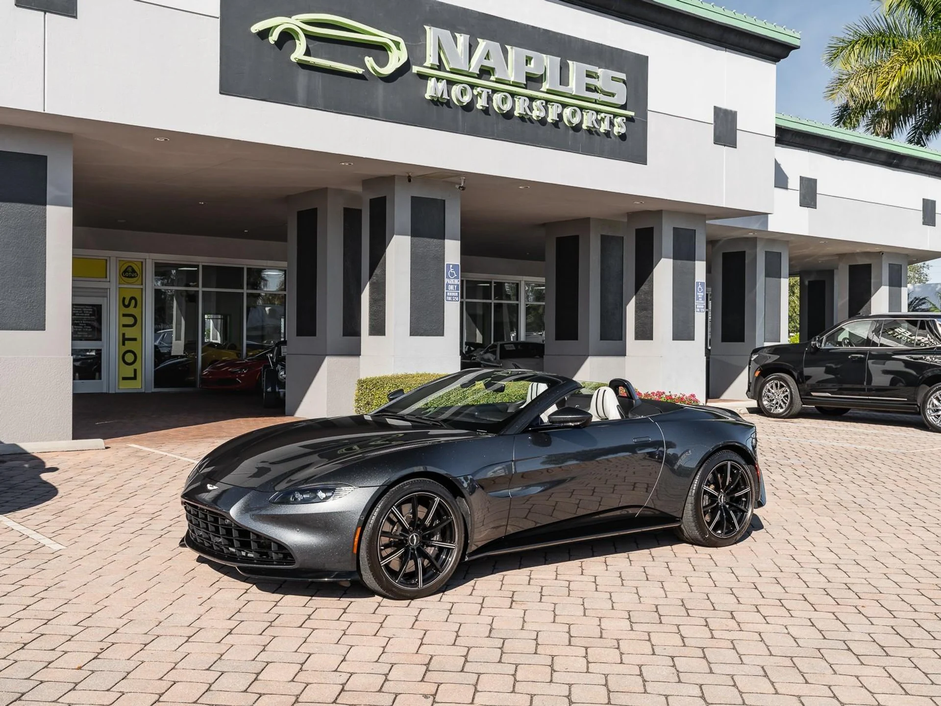 mph041_2322873587_Used_2021_Aston_Martin_Vantage_Roadster_1767733780_49cef508aa