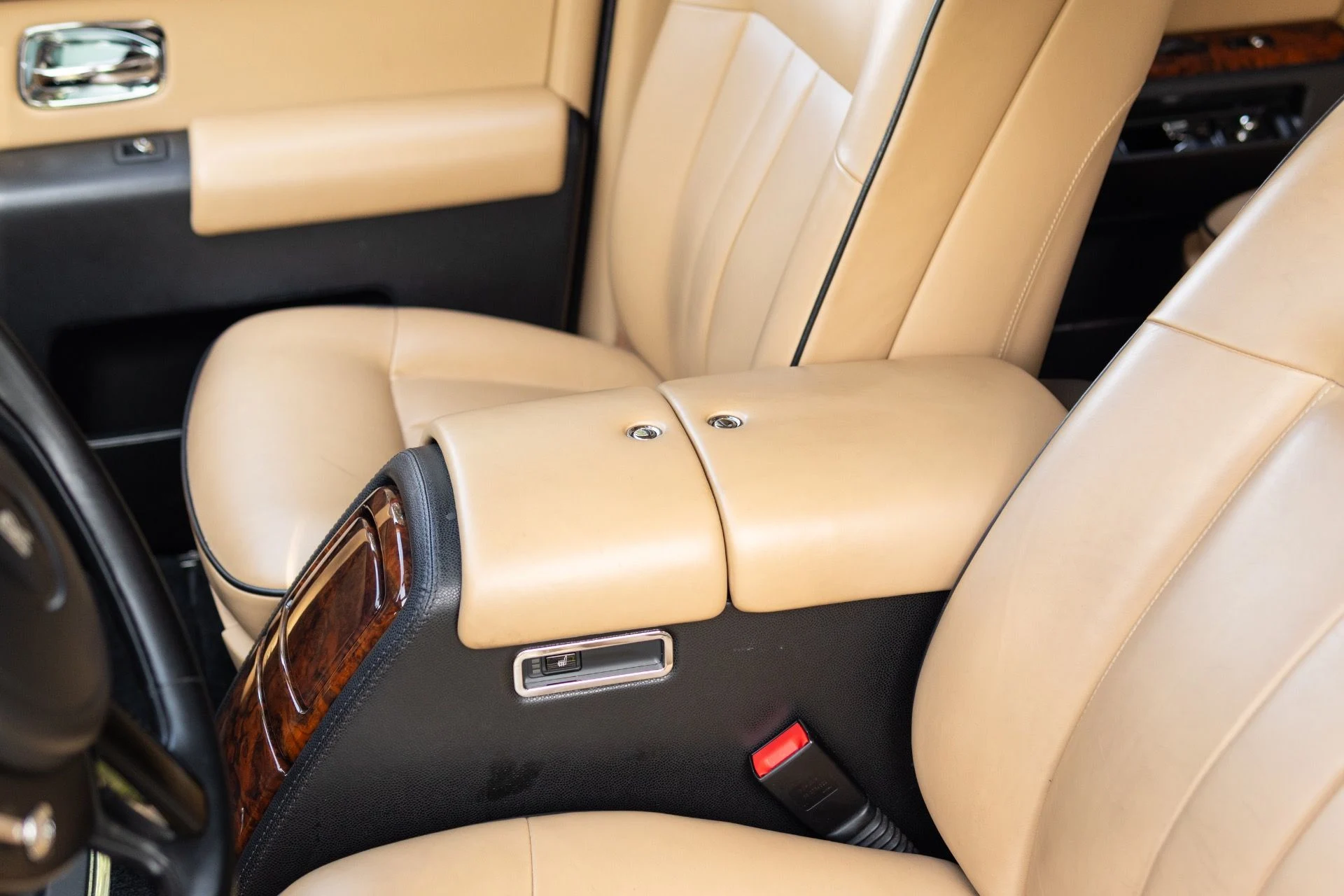 mph041_2329741467_Used_2015_Rolls_Royce_Phantom_1779983365_57698be387