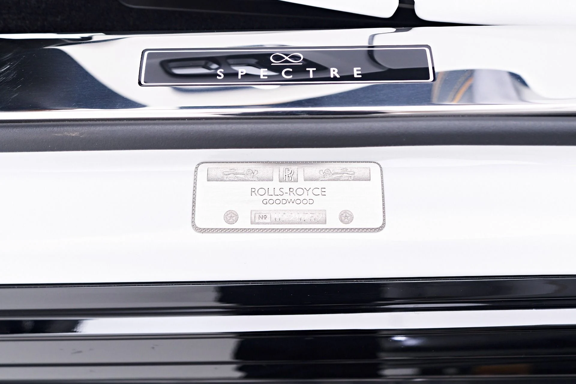 mph041_2333654198_Used_2025_Rolls_Royce_Spectre_1753213338_1f9857a466