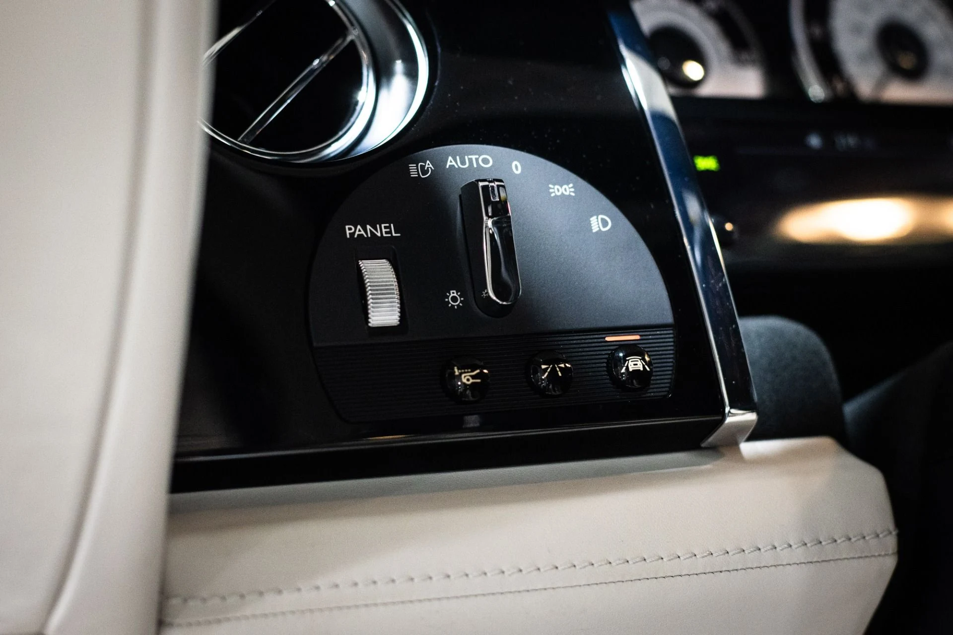 mph041_2349667849_Used_2014_Rolls_Royce_Wraith_Starlight_Headliner_1771282137_2de2b67c2e